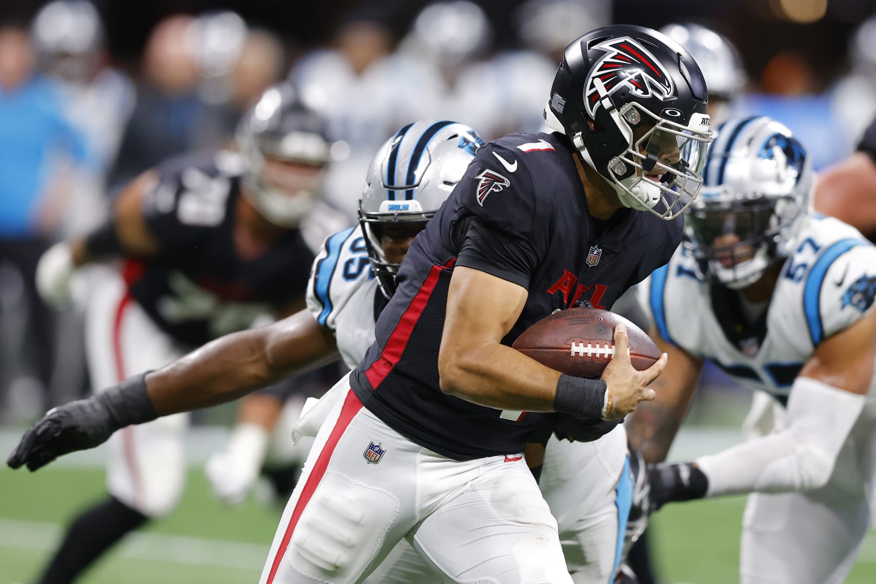 ATLANTA, GEORGIA - OCTOBER 30: Marcus Mariota #1 of the Atlanta Falcons scrambles against the Carolina Panthers during the second quarter at Mercedes-Benz Stadium on October 30, 2022 in Atlanta, Georgia. (Photo by Todd Kirkland/Getty Images)