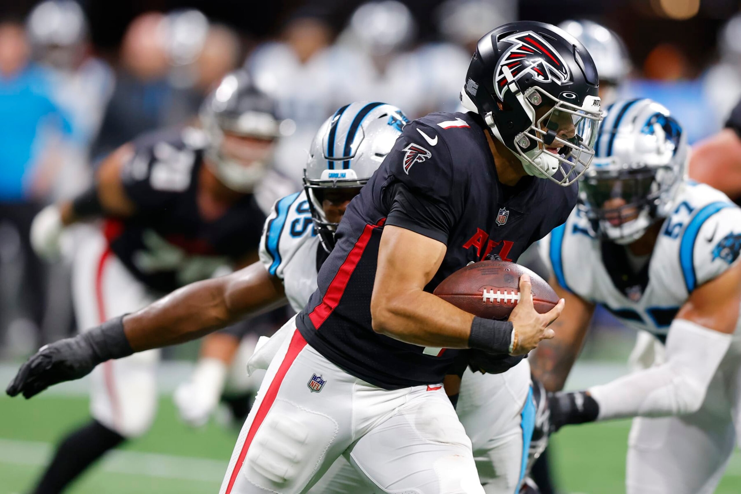 ATLANTA, GEORGIA - OCTOBER 30: Marcus Mariota #1 of the Atlanta Falcons scrambles against the Carolina Panthers during the second quarter at Mercedes-Benz Stadium on October 30, 2022 in Atlanta, Georgia. (Photo by Todd Kirkland/Getty Images)