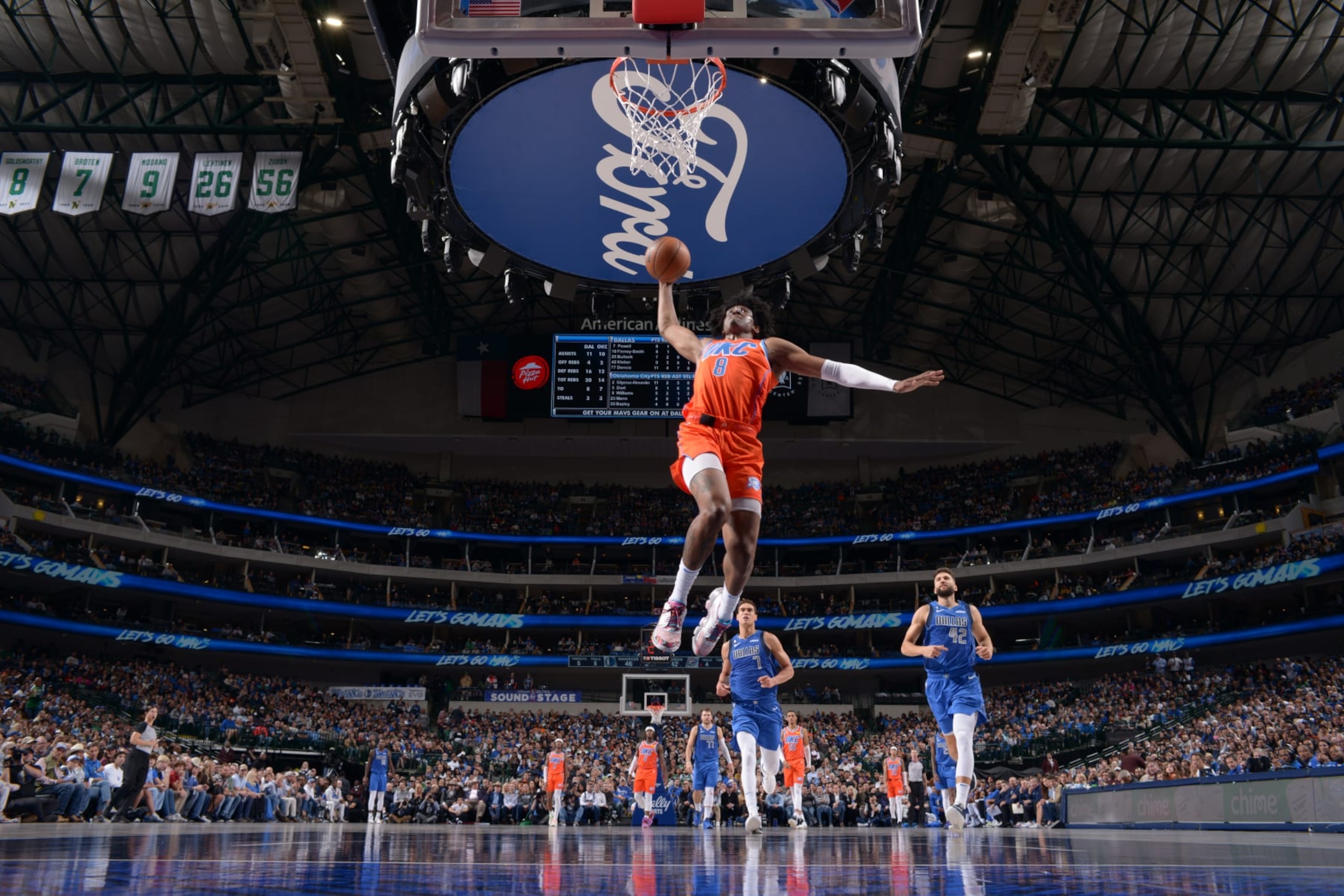 DALLAS, TX - OCTOBER 29: Jalen Williams #8 of the Oklahoma City Thunder drives to the basket during the game against the Dallas Mavericks on October 29, 2022 at the American Airlines Center in Dallas, Texas. NOTE TO USER: User expressly acknowledges and agrees that, by downloading and or using this photograph, User is consenting to the terms and conditions of the Getty Images License Agreement. Mandatory Copyright Notice: Copyright 2022 NBAE (Photo by Glenn James/NBAE via Getty Images)