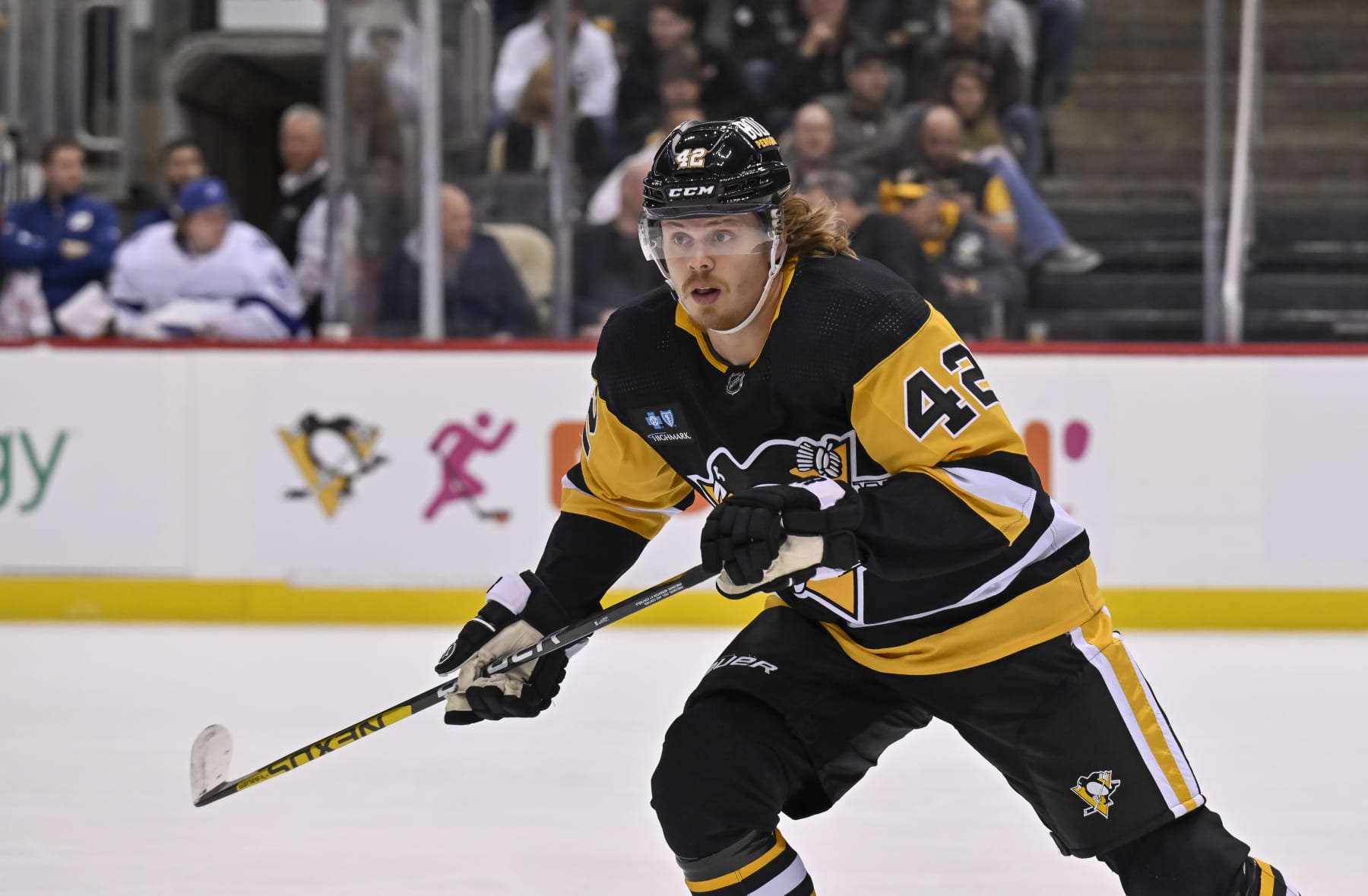 PITTSBURGH, PA - OCTOBER 15: Pittsburgh Penguins Right Wing Kasperi Kapanen (42) forechecks during the first period in the NHL game between the Pittsburgh Penguins and the Tampa Bay Lightning on October 15, 2022, at PPG Paints Arena in Pittsburgh, PA. (Photo by Jeanine Leech/Icon Sportswire via Getty Images)