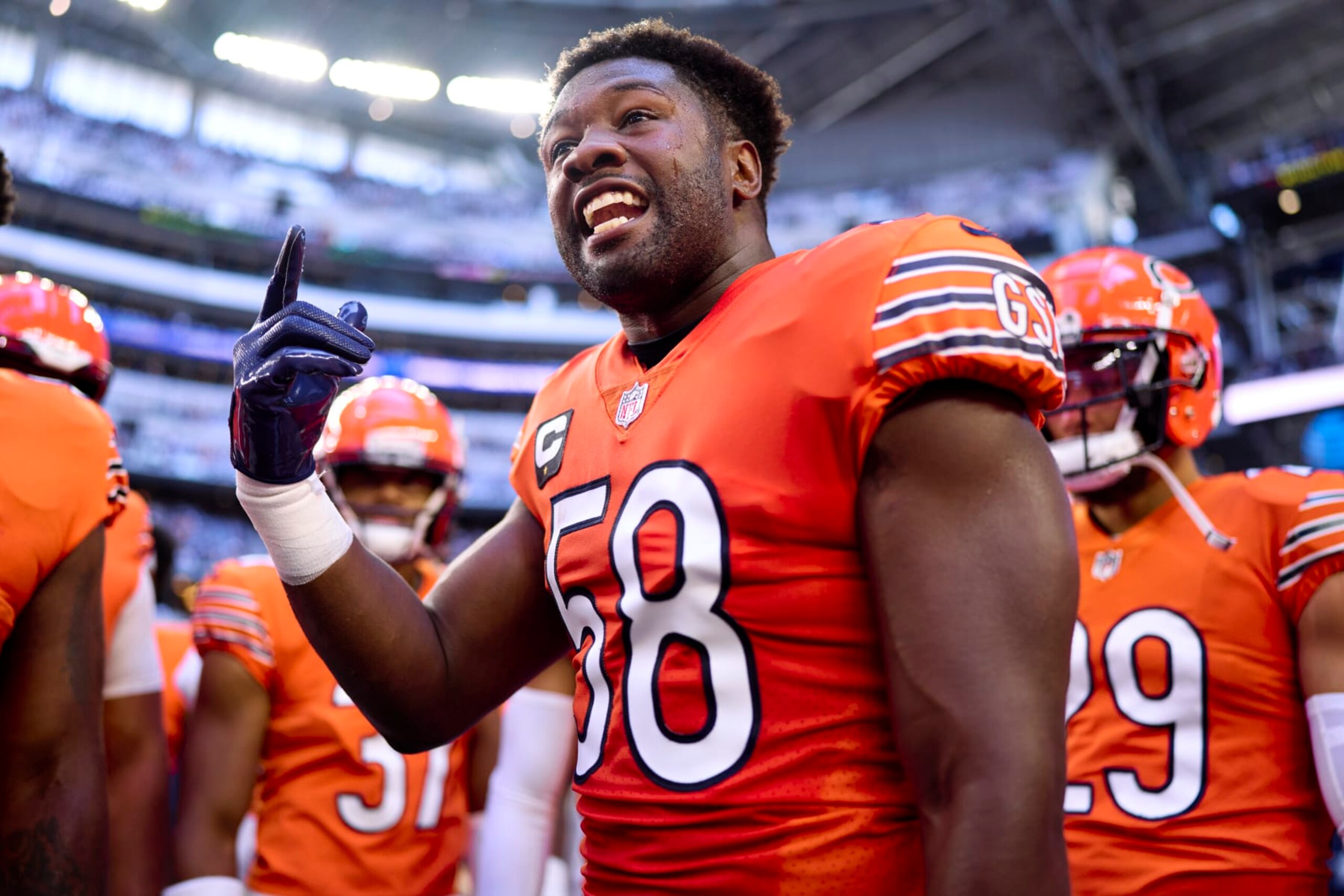 ARLINGTON, TX - OCTOBER 30: Roquan Smith #58 of the Chicago Bears speaks to his team before kickoff against the Dallas Cowboys at AT&T Stadium on October 30, 2022 in Arlington, Texas. (Photo by Cooper Neill/Getty Images)