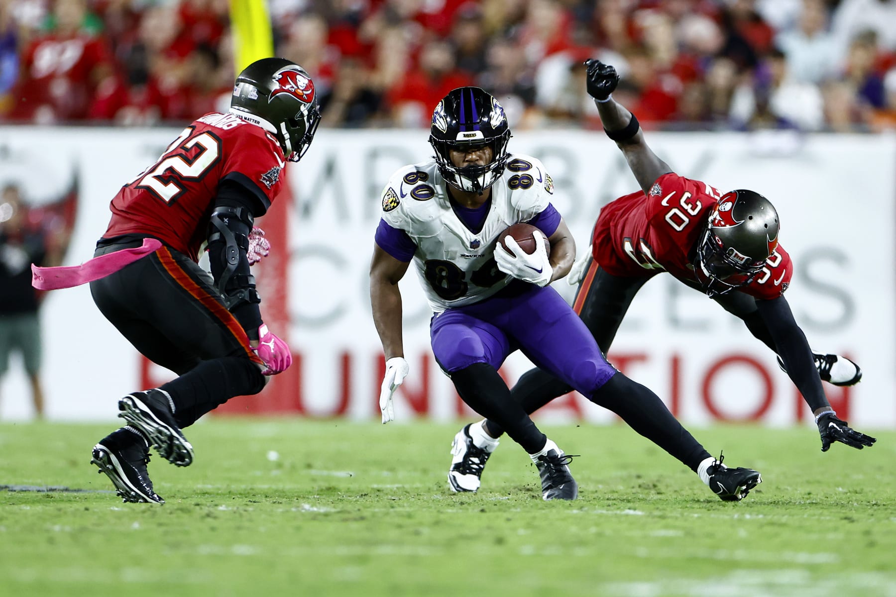 TAMPA, FLORIDA - OCTOBER 27: Isaiah Likely #80 of the Baltimore Ravens carries the ball against the Tampa Bay Buccaneers during the third quarter at Raymond James Stadium on October 27, 2022 in Tampa, Florida. (Photo by Douglas P. DeFelice/Getty Images)