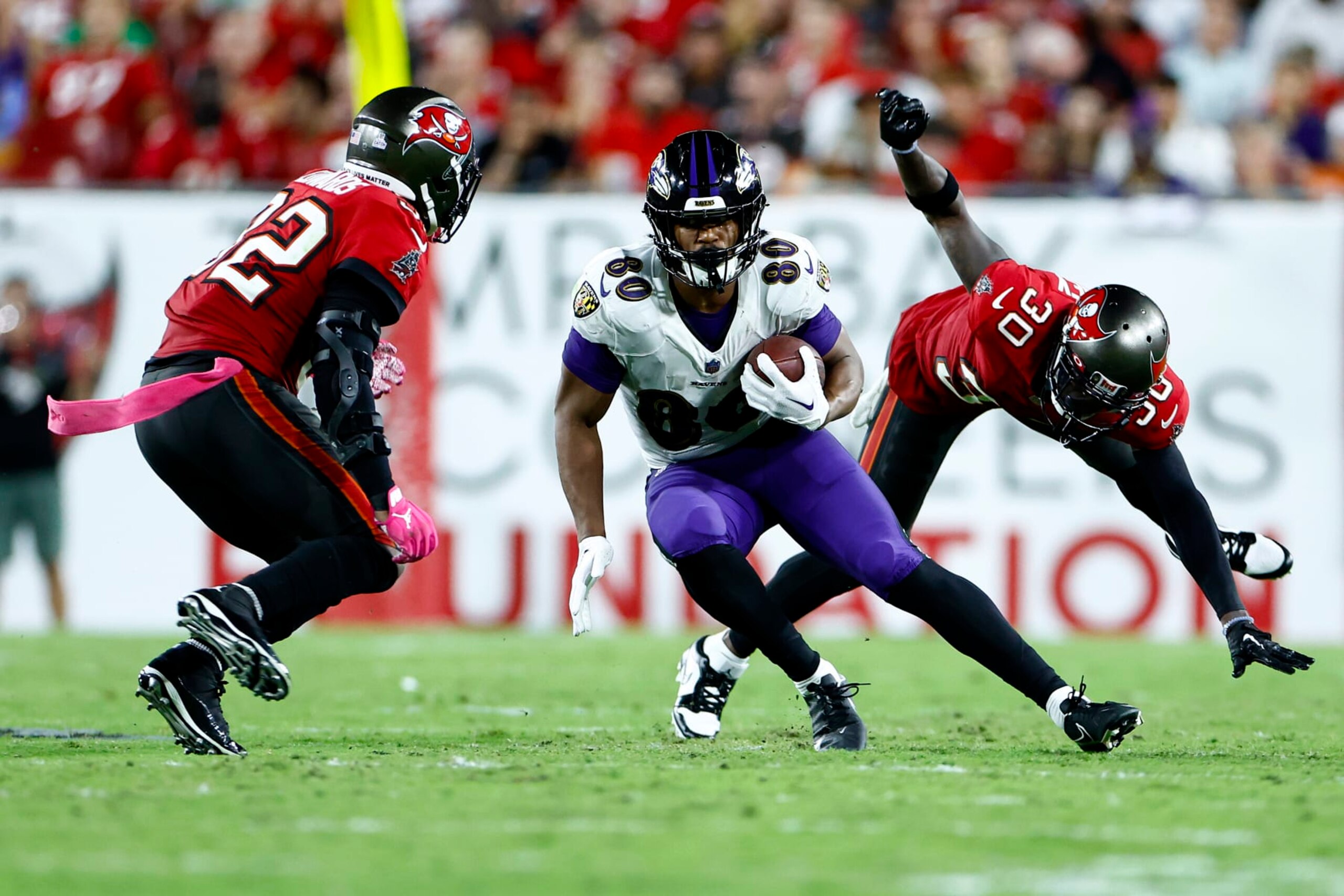 TAMPA, FLORIDA - OCTOBER 27: Isaiah Likely #80 of the Baltimore Ravens carries the ball against the Tampa Bay Buccaneers during the third quarter at Raymond James Stadium on October 27, 2022 in Tampa, Florida. (Photo by Douglas P. DeFelice/Getty Images)