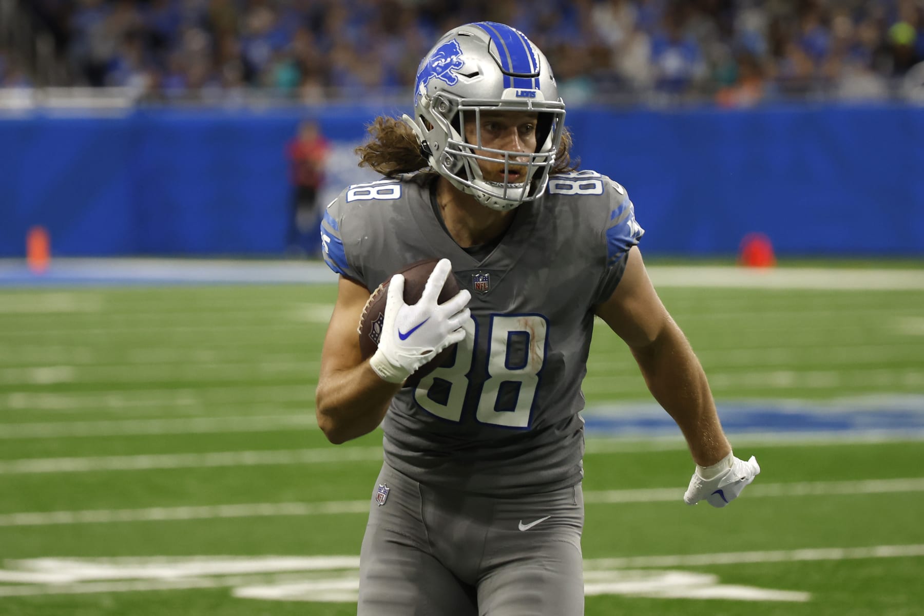 DETROIT, MICHIGAN - OCTOBER 30: T.J. Hockenson #88 of the Detroit Lions runs for a first down during the second quarter against the Miami Dolphins at Ford Field on October 30, 2022 in Detroit, Michigan. (Photo by Leon Halip/Getty Images)