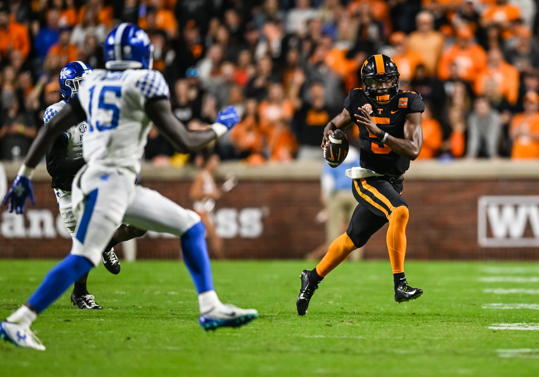 KNOXVILLE, TN - OCTOBER 29:  Tennessee Volunteers quarterback Hendon Hooker (5) scrambles with the ball during the college football game between the Tennessee Volunteers and Kentucky Wildcats October 29, 2022, at Neyland Stadium, in Knoxville, TN. (Photo by Bryan Lynn/Icon Sportswire via Getty Images)