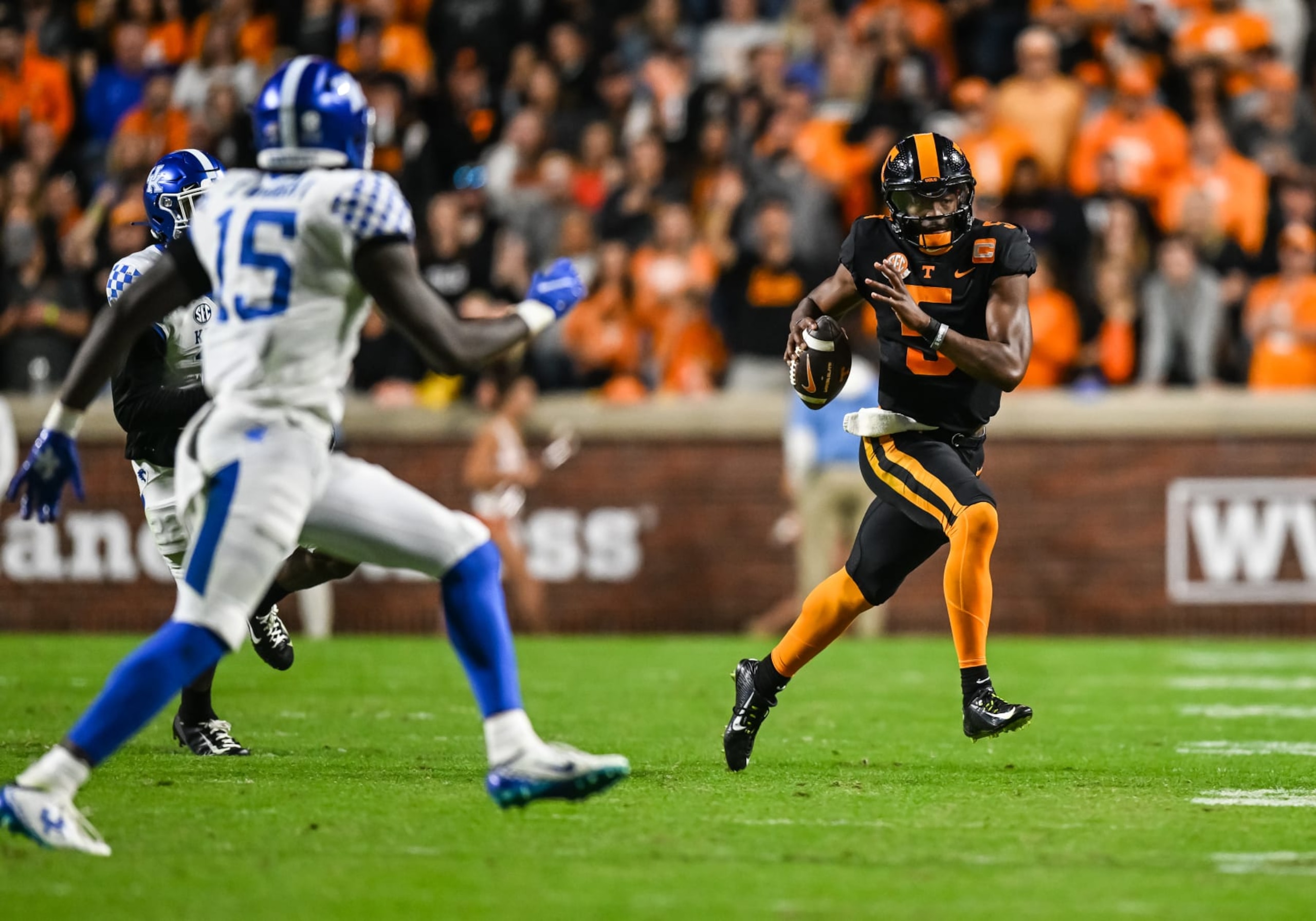 KNOXVILLE, TN - OCTOBER 29: Tennessee Volunteers quarterback Hendon Hooker (5) scrambles with the ball during the college football game between the Tennessee Volunteers and Kentucky Wildcats October 29, 2022, at Neyland Stadium, in Knoxville, TN. (Photo by Bryan Lynn/Icon Sportswire via Getty Images) KNOXVILLE, TN - OCTOBER 29: Tennessee Volunteers quarterback Hendon Hooker (5) scrambles with the ball during the college football game between the Tennessee Volunteers and Kentucky Wildcats October 29, 2022, at Neyland Stadium, in Knoxville, TN. (Photo by Bryan Lynn/Icon Sportswire via Getty Images)