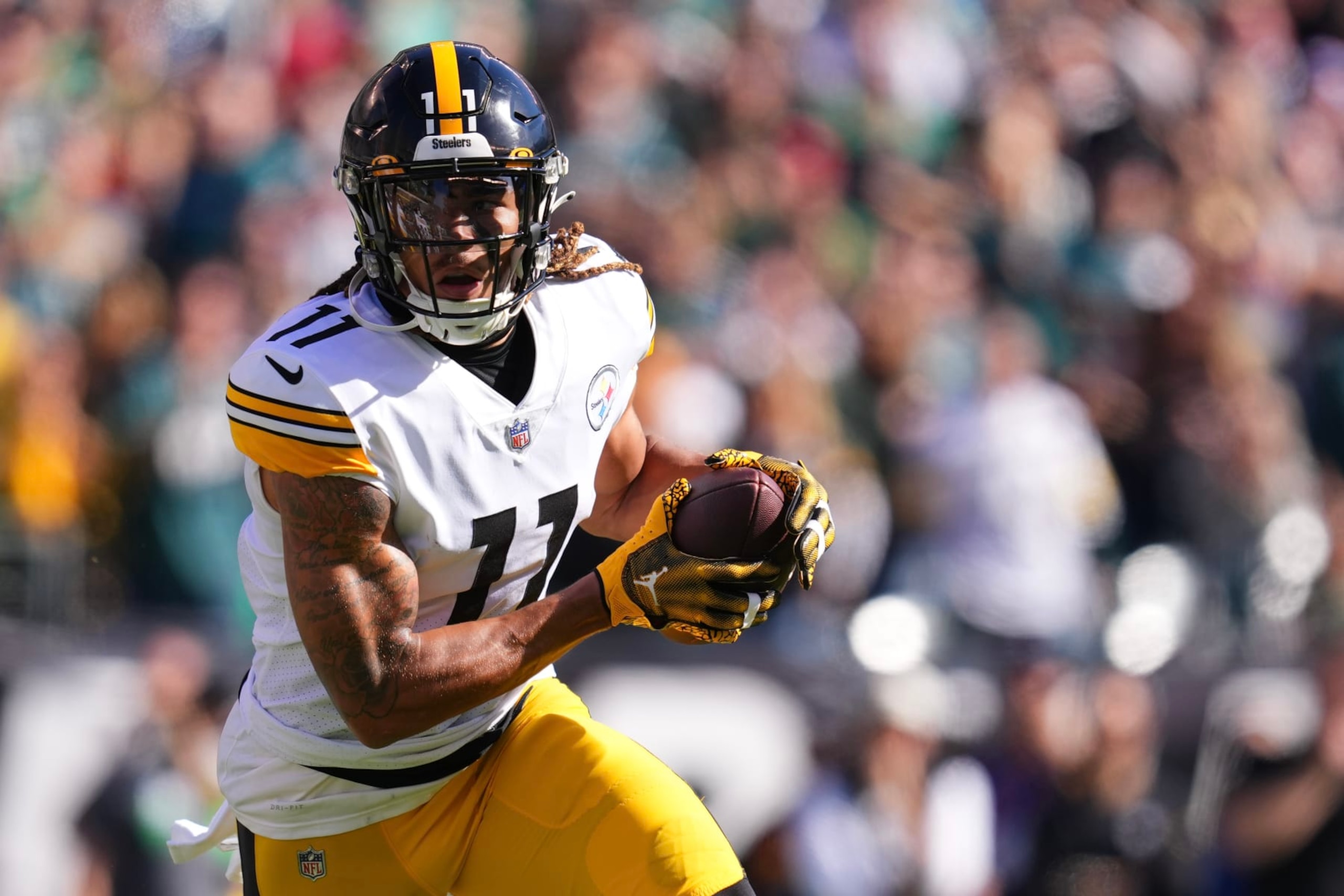 PHILADELPHIA, PA - OCTOBER 30: Chase Claypool #11 of the Pittsburgh Steelers runs with the ball against the Philadelphia Eagles at Lincoln Financial Field on October 30, 2022 in Philadelphia, Pennsylvania. (Photo by Mitchell Leff/Getty Images)