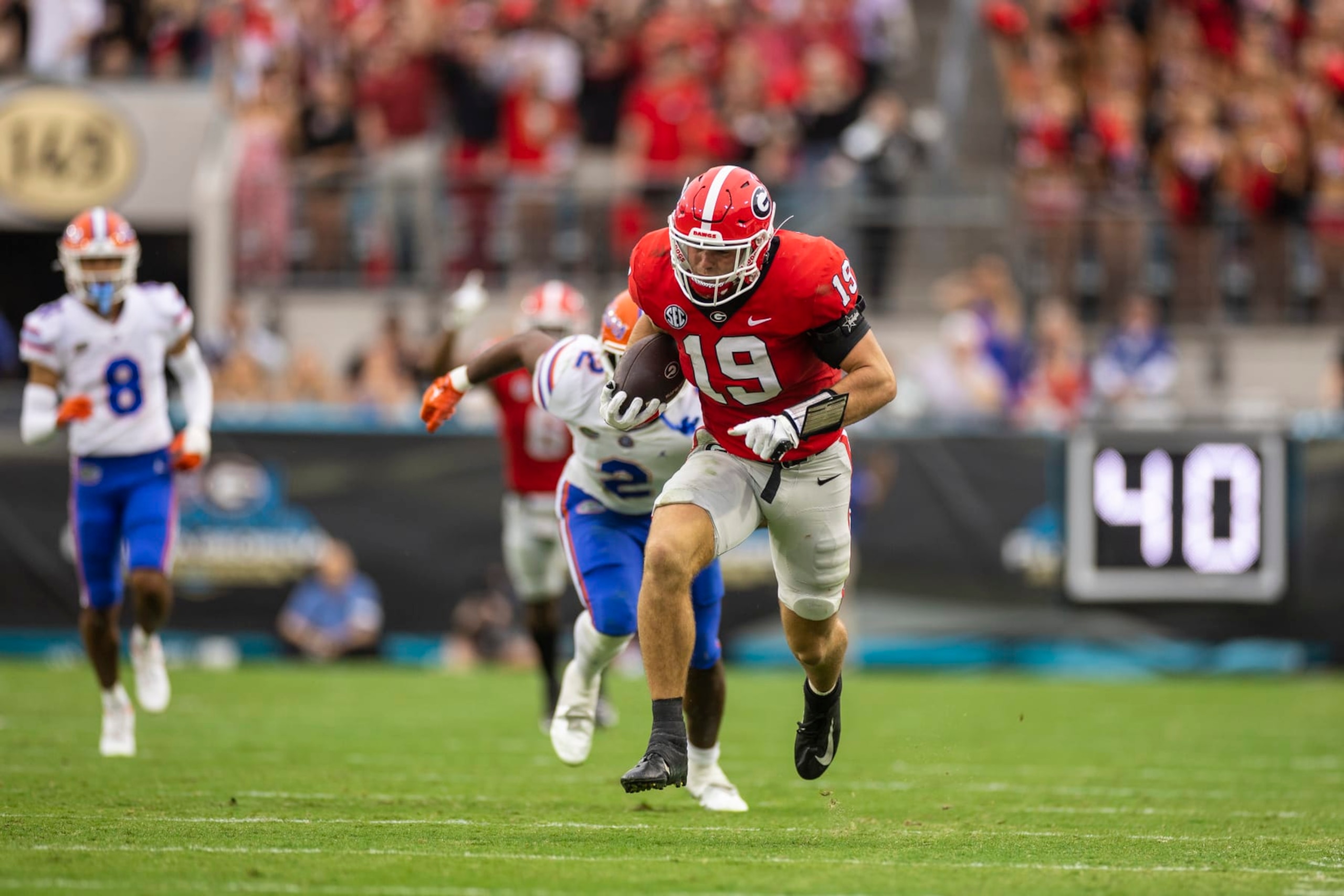 JACKSONVILLE, FLORIDA - OCTOBER 29: Brock Bowers #19 of the Georgia Bulldogs catches a pass for a touchdown during the first half of a game against the Florida Gators at TIAA Bank Field on October 29, 2022 in Jacksonville, Florida. (Photo by James Gilbert/Getty Images) JACKSONVILLE, FLORIDA - OCTOBER 29: Brock Bowers #19 of the Georgia Bulldogs catches a pass for a touchdown during the first half of a game against the Florida Gators at TIAA Bank Field on October 29, 2022 in Jacksonville, Florida. (Photo by James Gilbert/Getty Images)