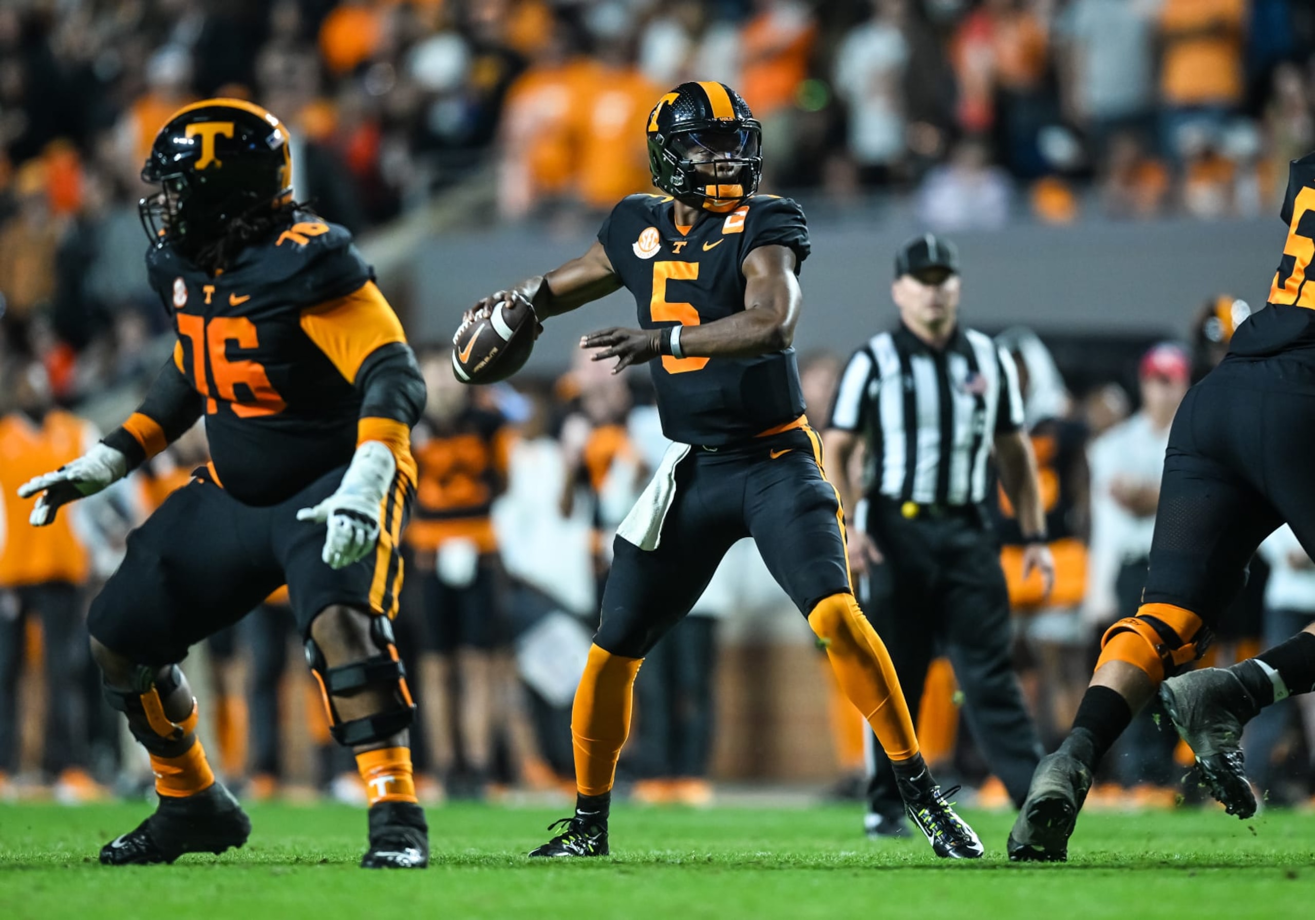 KNOXVILLE, TN - OCTOBER 29: Tennessee Volunteers quarterback Hendon Hooker (5) throws a pass during the college football game between the Tennessee Volunteers and Kentucky Wildcats October 29, 2022, at Neyland Stadium, in Knoxville, TN. (Photo by Bryan Lynn/Icon Sportswire via Getty Images) KNOXVILLE, TN - OCTOBER 29: Tennessee Volunteers quarterback Hendon Hooker (5) throws a pass during the college football game between the Tennessee Volunteers and Kentucky Wildcats October 29, 2022, at Neyland Stadium, in Knoxville, TN. (Photo by Bryan Lynn/Icon Sportswire via Getty Images)