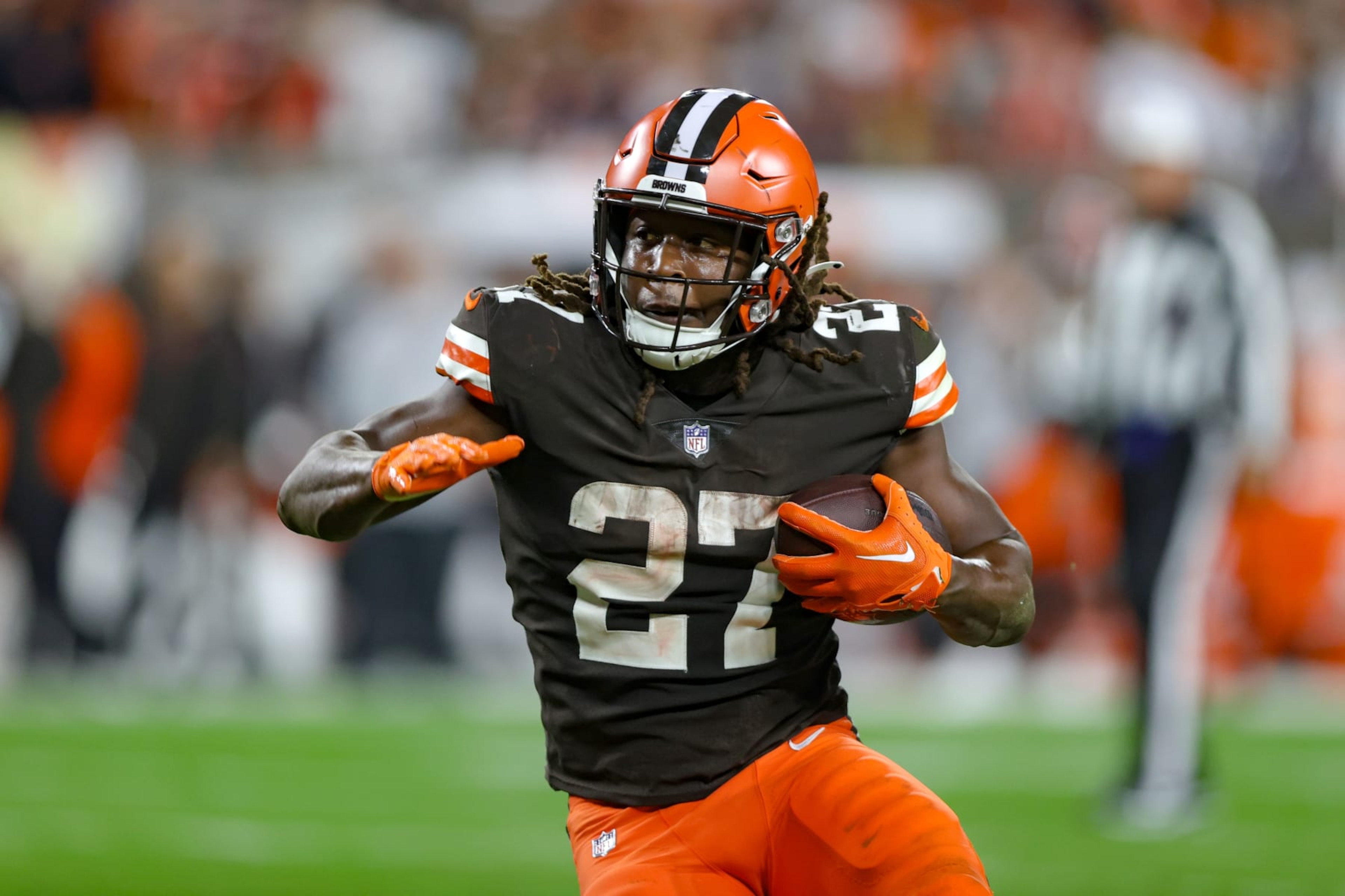 CLEVELAND, OH - OCTOBER 31: Cleveland Browns running back Kareem Hunt (27) carries the football during the third quarter of the National Football League game between the Cincinnati Bengals and Cleveland Browns on October 31, 2022, at FirstEnergy Stadium in Cleveland, OH. (Photo by Frank Jansky/Icon Sportswire via Getty Images)