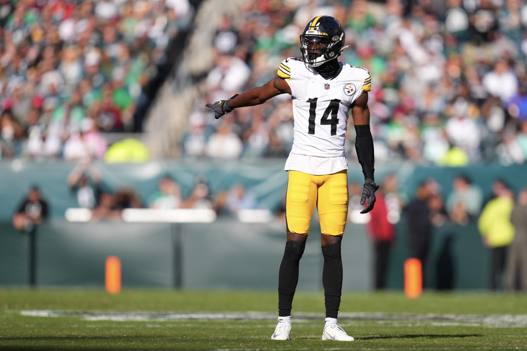 PHILADELPHIA, PA - OCTOBER 30: George Pickens #14 of the Pittsburgh Steelers in action against the Philadelphia Eagles at Lincoln Financial Field on October 30, 2022 in Philadelphia, Pennsylvania. (Photo by Mitchell Leff/Getty Images)
