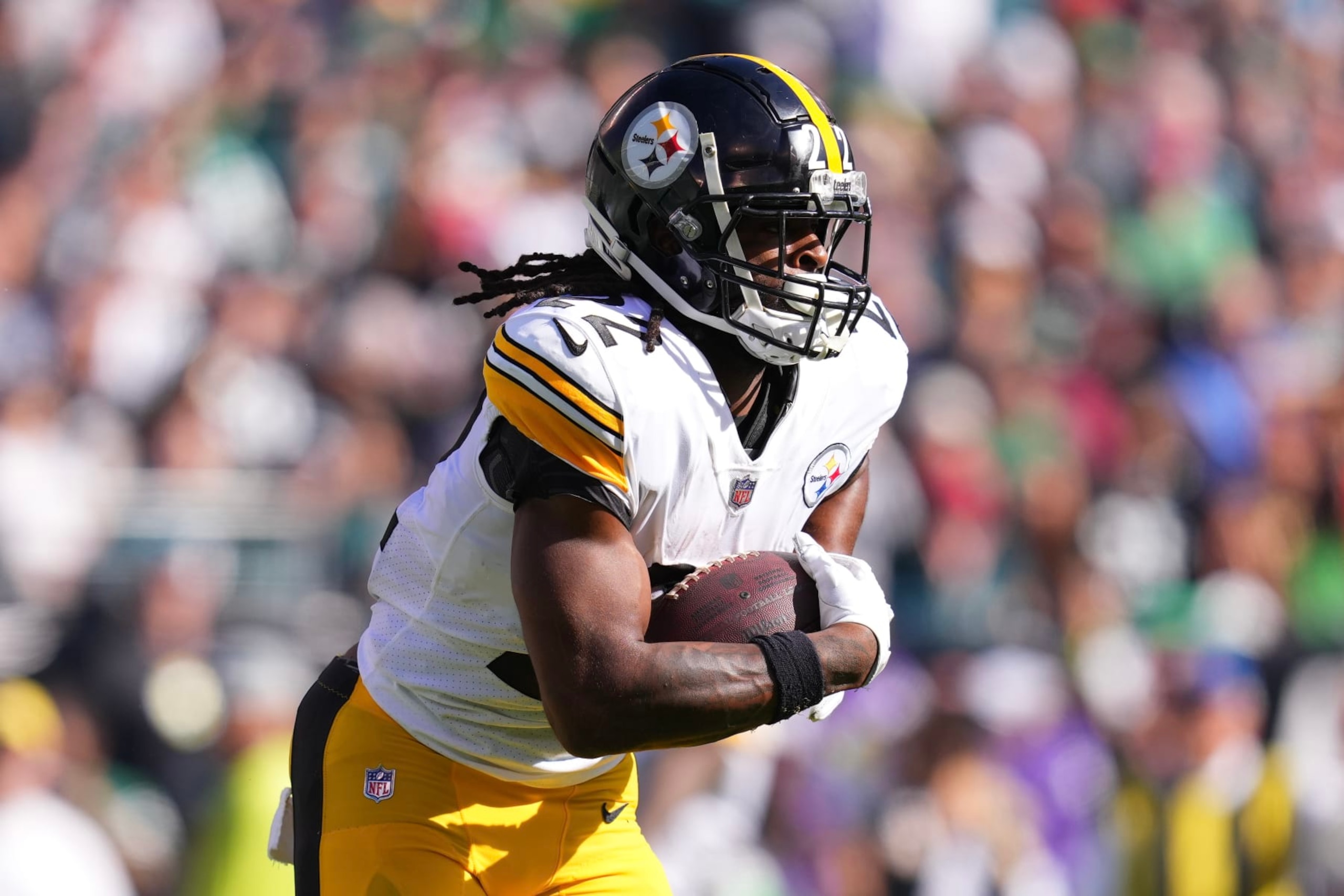PHILADELPHIA, PA - OCTOBER 30: Najee Harris #22 of the Pittsburgh Steelers runs the ball against the Philadelphia Eagles at Lincoln Financial Field on October 30, 2022 in Philadelphia, Pennsylvania. (Photo by Mitchell Leff/Getty Images)