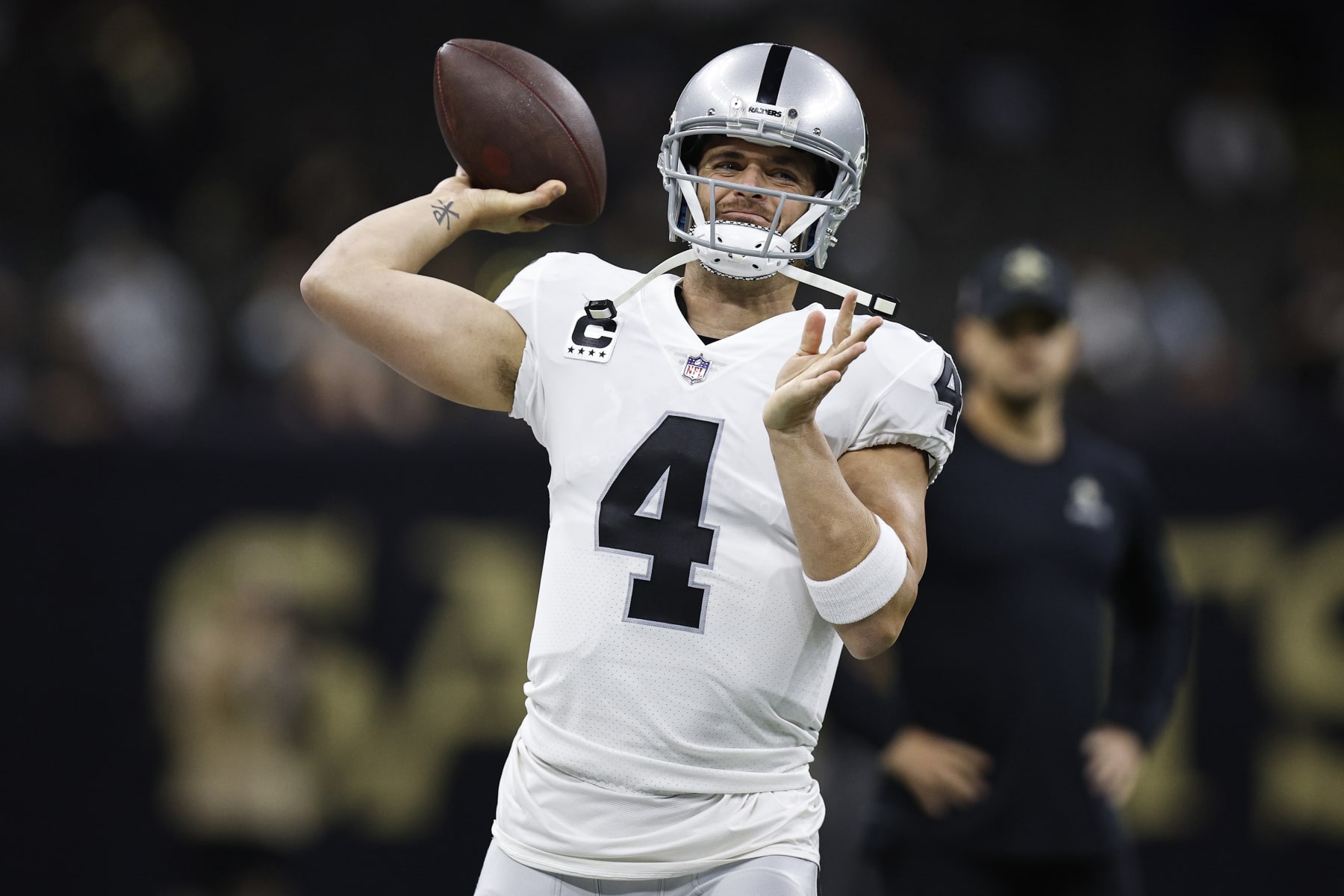 NEW ORLEANS, LOUISIANA - OCTOBER 30: Derek Carr #4 of the Las Vegas Raiders warms up prior to a game against the Las Vegas Raiders at Caesars Superdome on October 30, 2022 in New Orleans, Louisiana. (Photo by Sean Gardner/Getty Images)