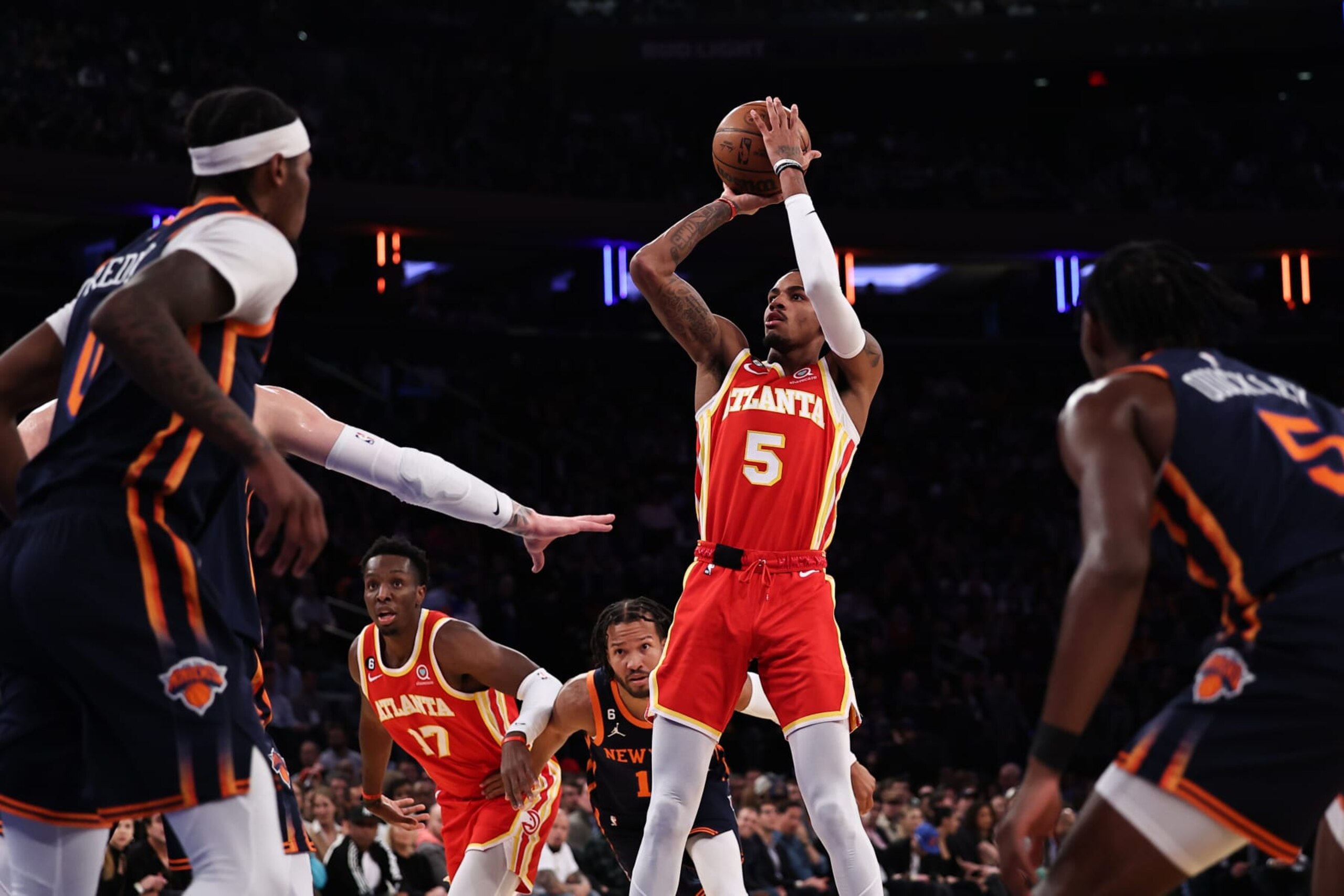 NEW YORK, NEW YORK - NOVEMBER 02: Dejounte Murray #5 of the Atlanta Hawks shoots the ball during the second quarter of the game against the New York Knicks at Madison Square Garden on November 02, 2022 in New York City. NOTE TO USER: User expressly acknowledges and agrees that, by downloading and or using this photograph, User is consenting to the terms and conditions of the Getty Images License Agreement. (Photo by Dustin Satloff/Getty Images)