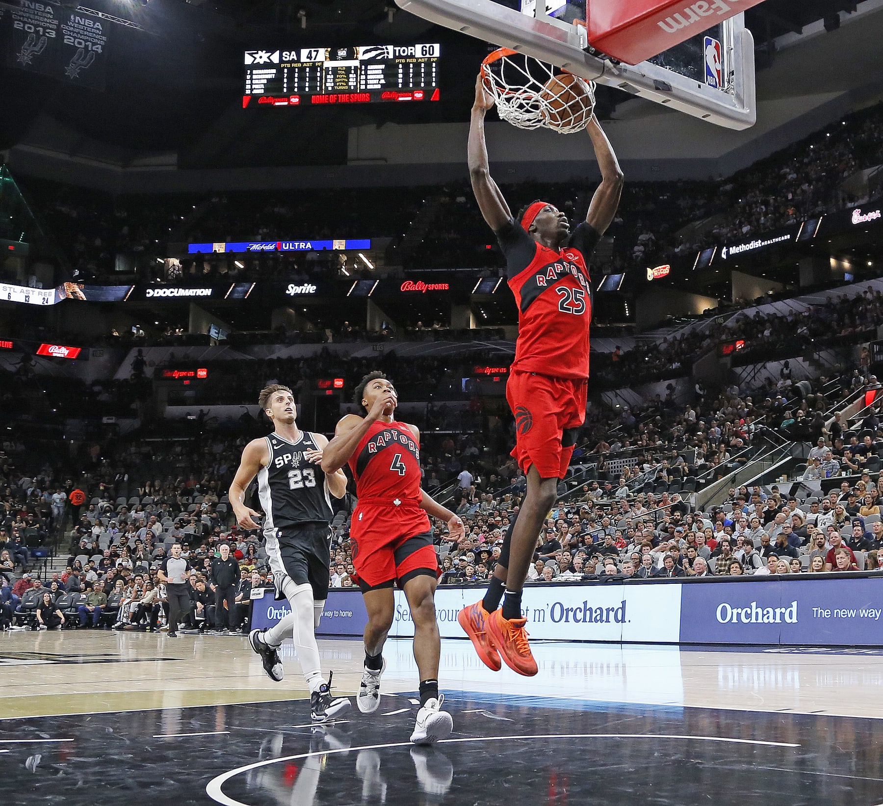 SAN ANTONIO, TX - NOVEMBER 02: Chris Boucher #25 of the Toronto Raptors dunks against the San Antonio Spurs in the first half at AT&T Center on November 02, 2022 in San Antonio, Texas. NOTE TO USER: User expressly acknowledges and agrees that, by downloading and or using this photograph, User is consenting to terms and conditions of the Getty Images License Agreement. (Photo by Ronald Cortes/Getty Images)