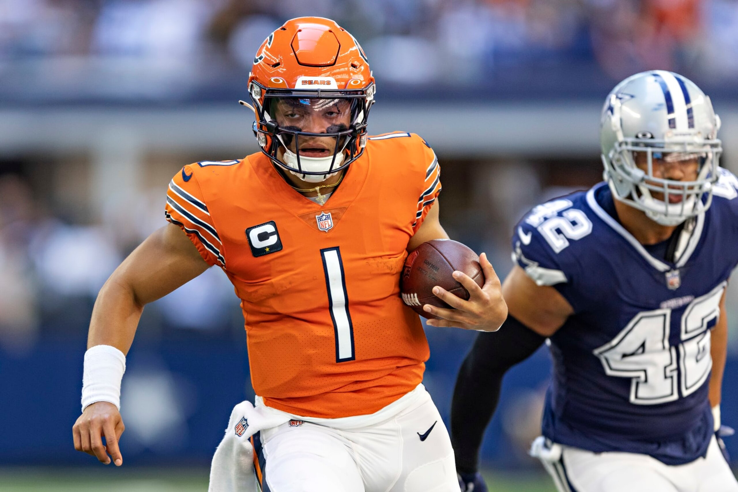 ARLINGTON, TEXAS - OCTOBER 30: Justin Fields #1 of the Chicago Bears runs the ball during a game against the Dallas Cowboys at AT&T Stadium on October 30, 2022 in Arlington, Texas. The Cowboys defeated the Bears 49-29. (Photo by Wesley Hitt/Getty Images) ARLINGTON, TEXAS - OCTOBER 30: Justin Fields #1 of the Chicago Bears runs the ball during a game against the Dallas Cowboys at AT&T Stadium on October 30, 2022 in Arlington, Texas. The Cowboys defeated the Bears 49-29. (Photo by Wesley Hitt/Getty Images)