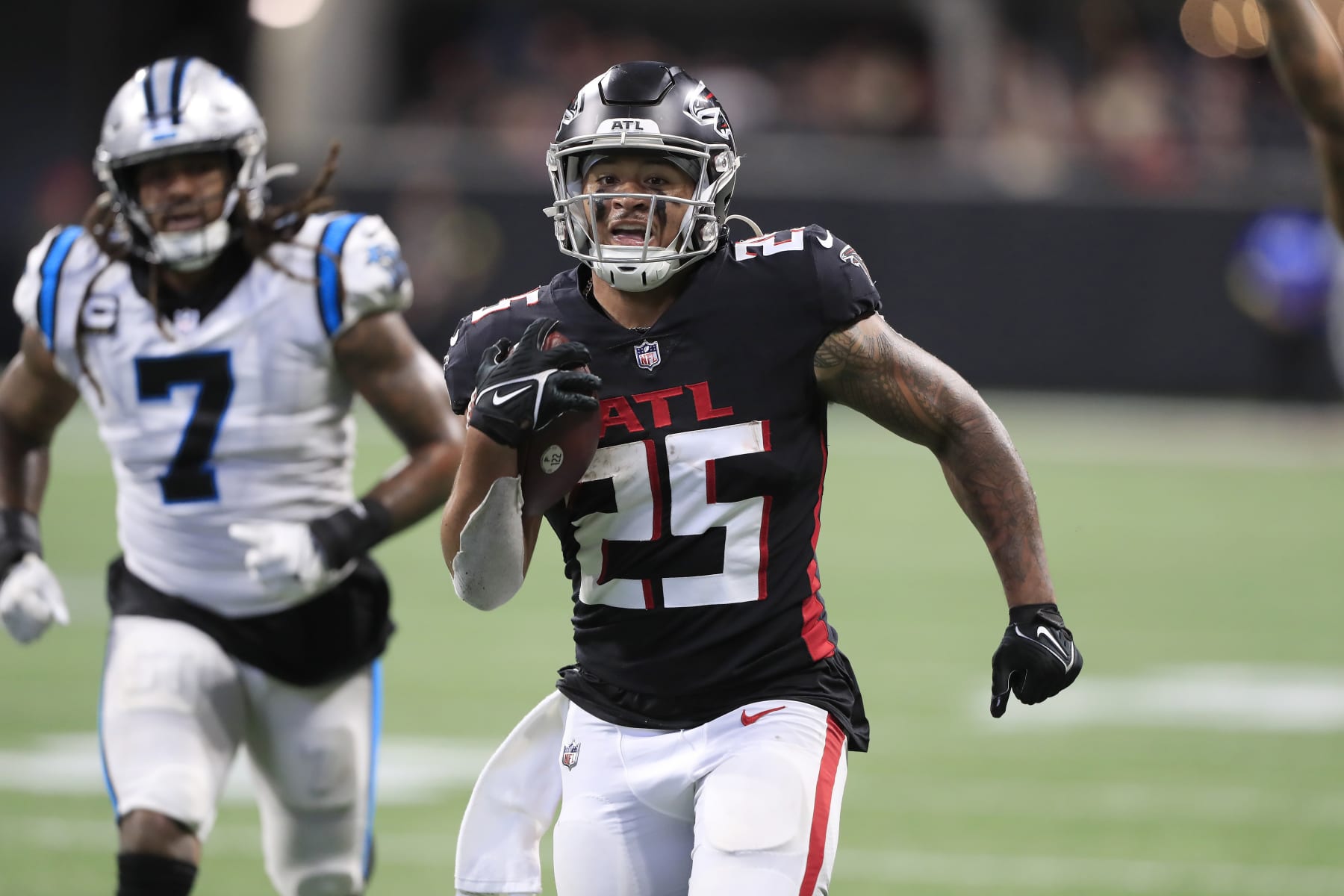 ATLANTA, GA - OCTOBER 30: Atlanta Falcons running back Tyler Allgeier (25) carries the football for a touchdown during the Sunday afternoon NFL game between the Carolina Panthers and the Atlanta Falcons on October 30, 2022 at Mercedes-Benz Stadium in Atlanta, Georgia.  (Photo by David J. Griffin/Icon Sportswire via Getty Images)