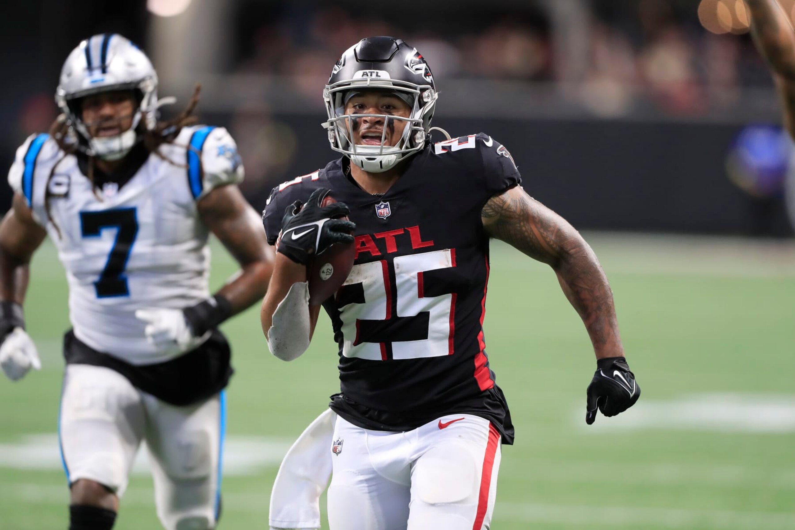 ATLANTA, GA - OCTOBER 30: Atlanta Falcons running back Tyler Allgeier (25) carries the football for a touchdown during the Sunday afternoon NFL game between the Carolina Panthers and the Atlanta Falcons on October 30, 2022 at Mercedes-Benz Stadium in Atlanta, Georgia.  (Photo by David J. Griffin/Icon Sportswire via Getty Images)