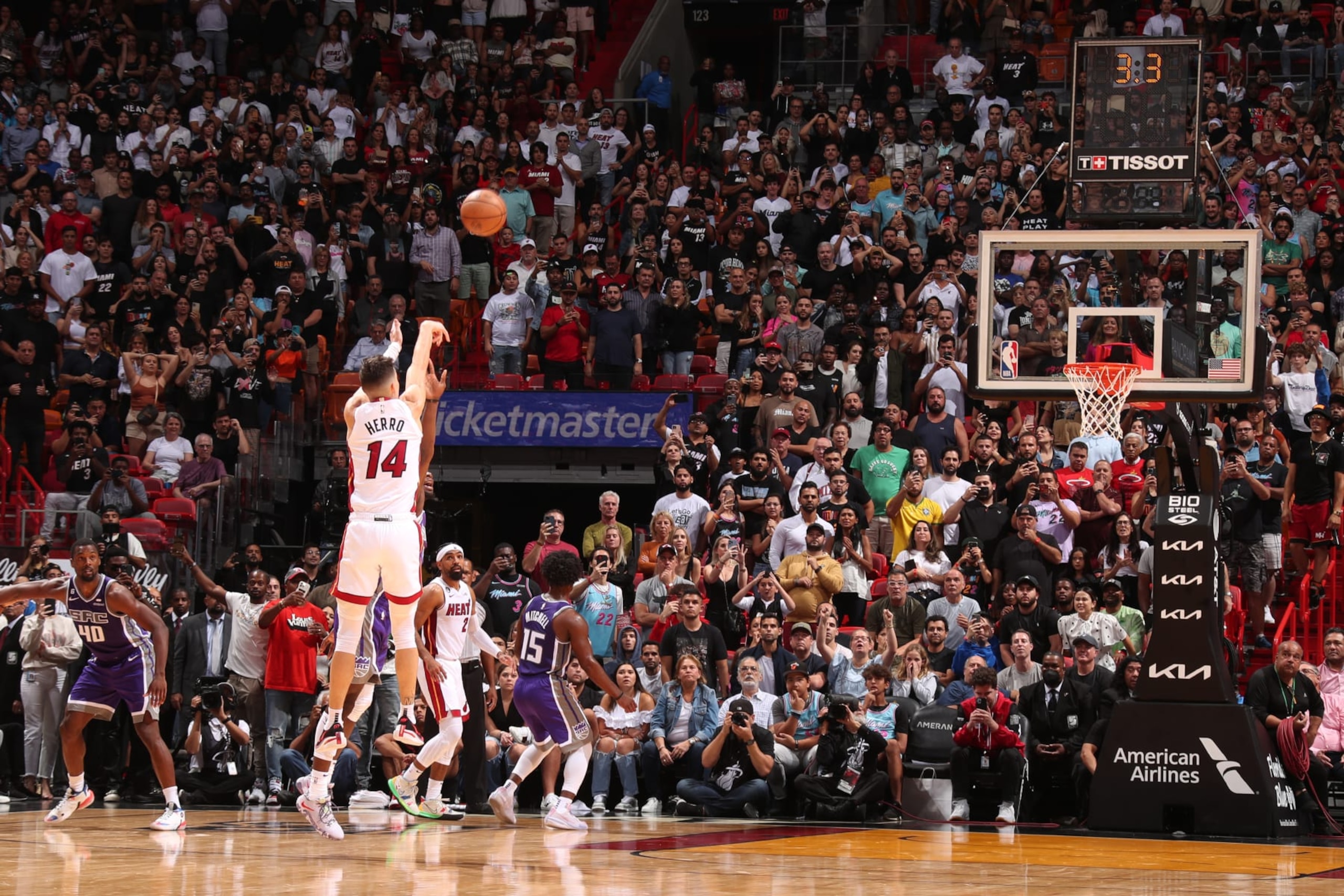 MIAMI, FL - NOVEMBER 2: Tyler Herro #14 of the Miami Heat shoots the game winner during the game against the Sacramento Kings on November 2, 2022 at FTX Arena in Miami, Florida. NOTE TO USER: User expressly acknowledges and agrees that, by downloading and or using this Photograph, user is consenting to the terms and conditions of the Getty Images License Agreement. Mandatory Copyright Notice: Copyright 2022 NBAE (Photo by Issac Baldizon/NBAE via Getty Images)