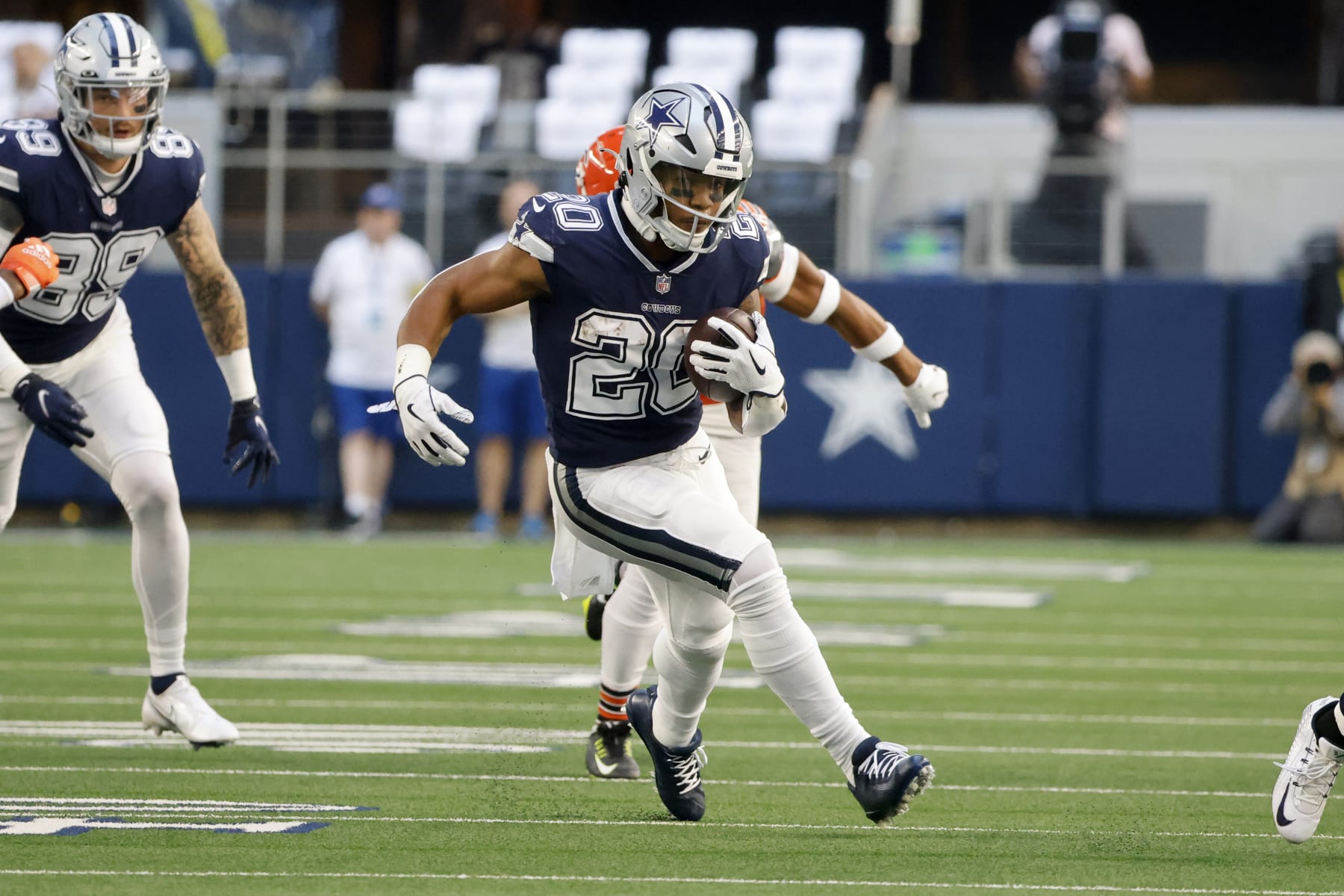 Dallas Cowboys running back Tony Pollard (20) runs against the Chicago Bears during an NFL Football game in Arlington, Texas, Saturday, Oct. 30, 2022. (AP Photo/Michael Ainsworth)