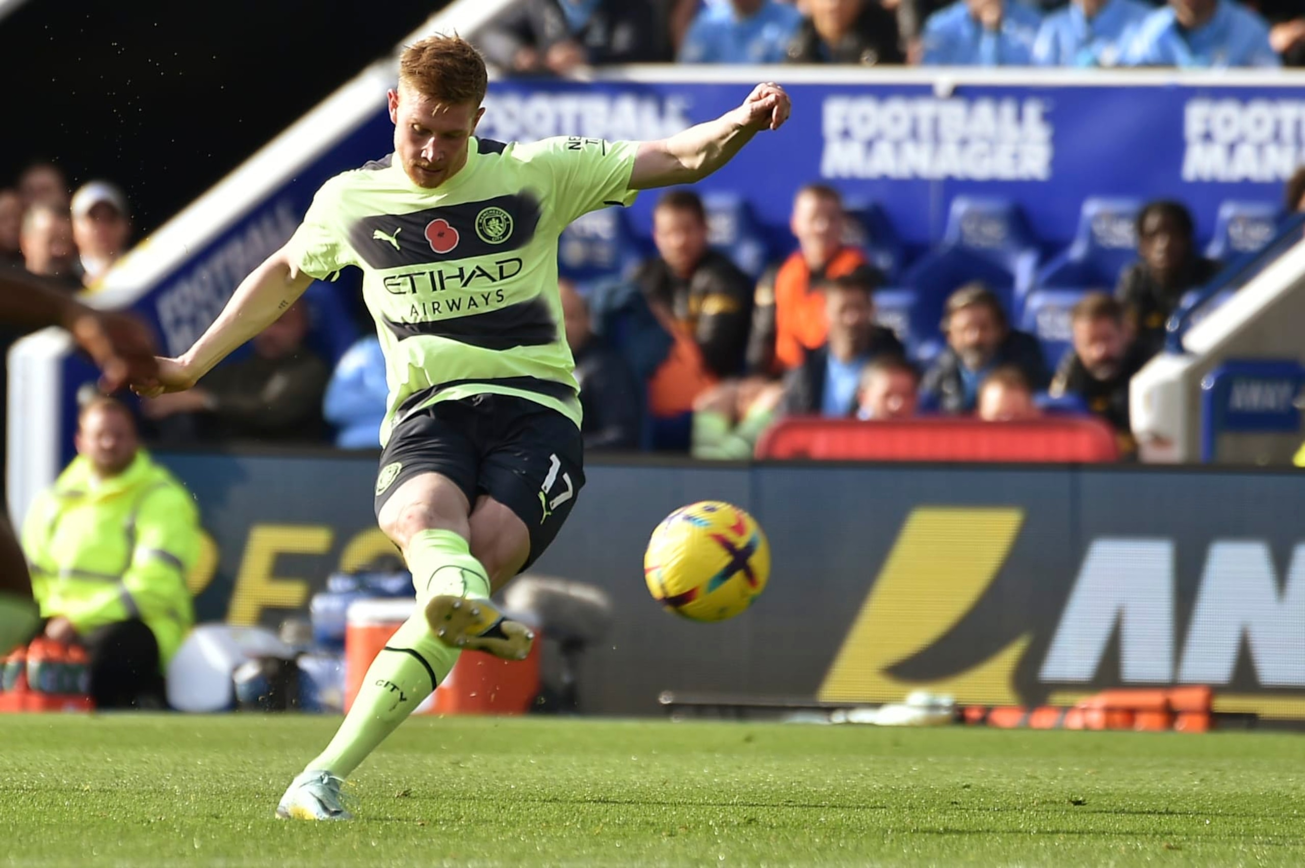 Manchester City's Kevin De Bruyne scores on a free kick his side's first goal during the English Premier League soccer match between Leicester City and Manchester City at King Power stadium in Leicester, England, Saturday, Oct. 29, 2022. (AP Photo/Rui Vieira)