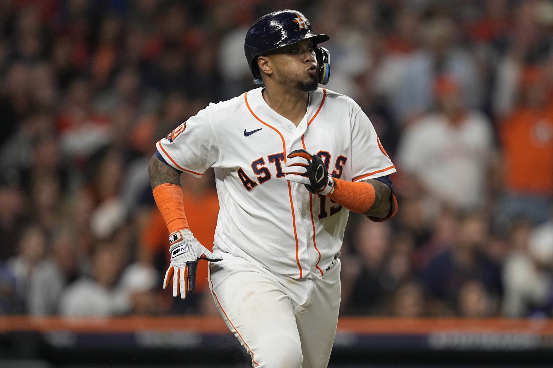Report: Astros' Martín Maldonado Playing with Broken Hand Injury in World  Series