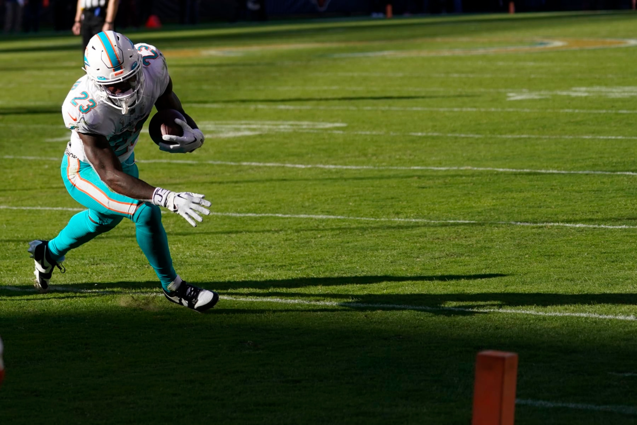 Miami Dolphins running back Jeff Wilson Jr. runs into the end zone for a touch down during the second half of an NFL football game against the Chicago Bears, Sunday, Nov. 6, 2022 in Chicago. (AP Photo/Charles Rex Arbogast) Miami Dolphins running back Jeff Wilson Jr. runs into the end zone for a touch down during the second half of an NFL football game against the Chicago Bears, Sunday, Nov. 6, 2022 in Chicago. (AP Photo/Charles Rex Arbogast)