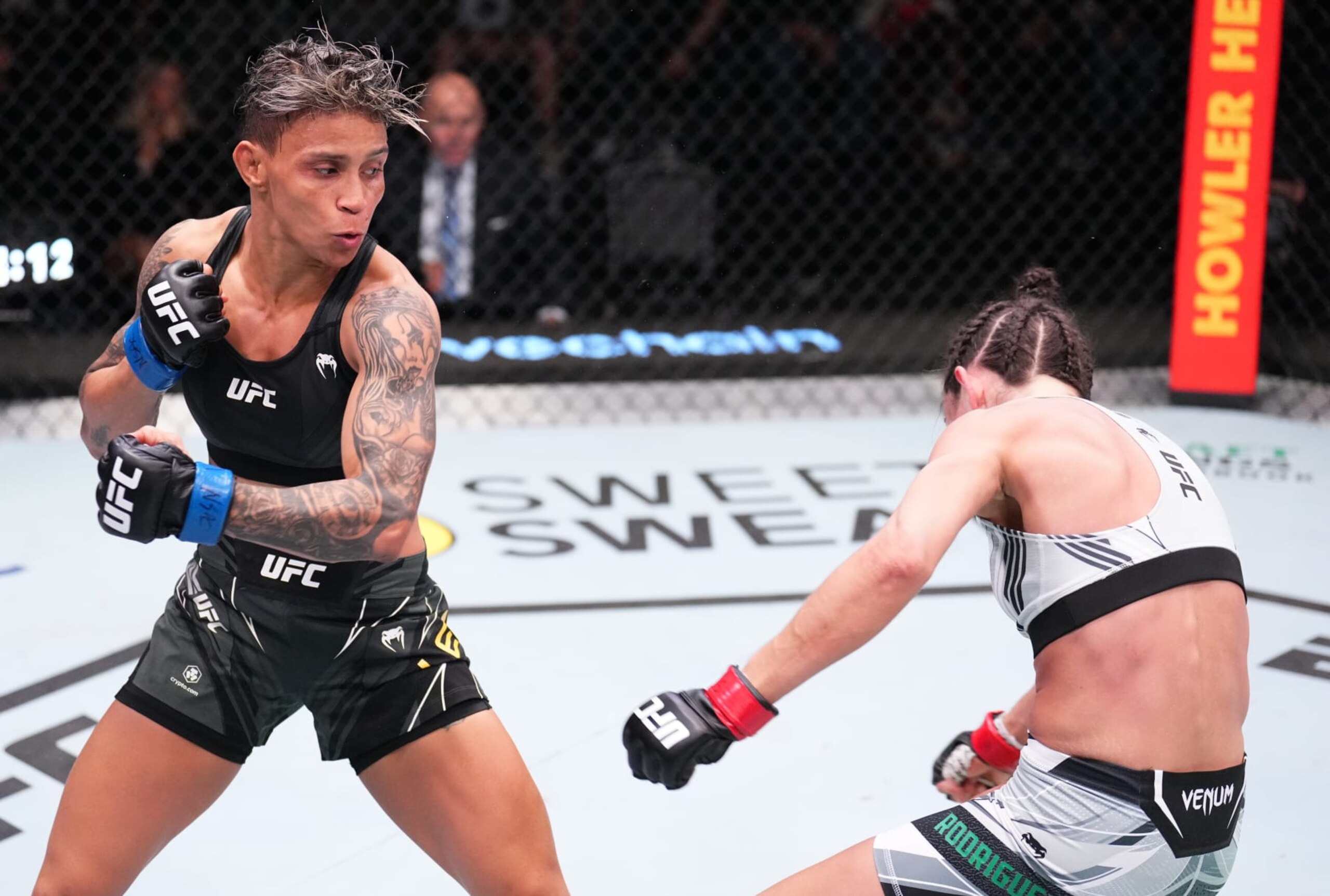 Amanda Lemos stuns Marina Rodriguez with a left hook. Amanda Lemos stuns Marina Rodriguez with a left hook.