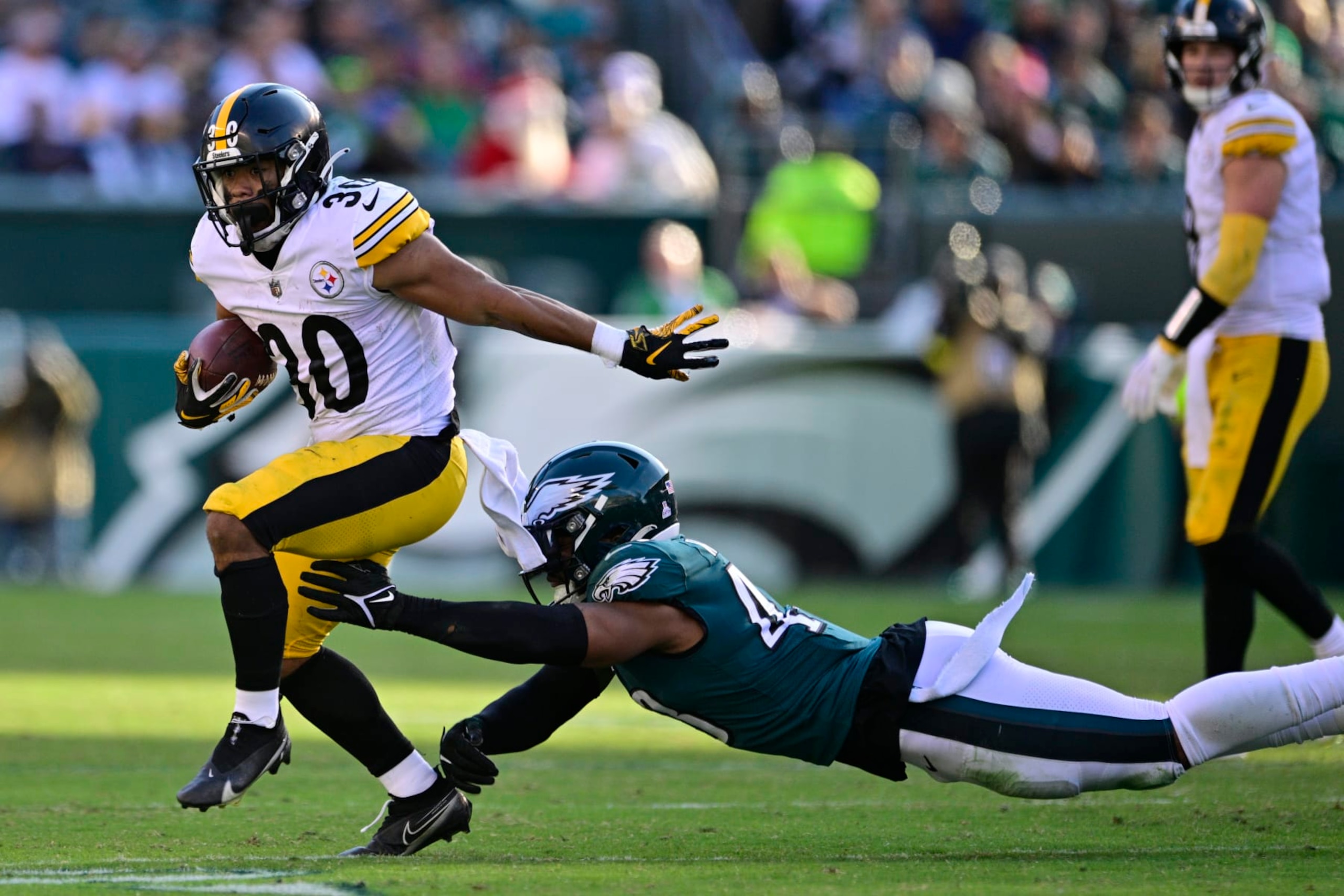 Pittsburgh Steelers running back Jaylen Warren (30) avoids a tackle by Philadelphia Eagles linebacker Kyzir White during the second half of an NFL football game between the Pittsburgh Steelers and Philadelphia Eagles, Sunday, Oct. 30, 2022, in Philadelphia. (AP Photo/Derik Hamilton)