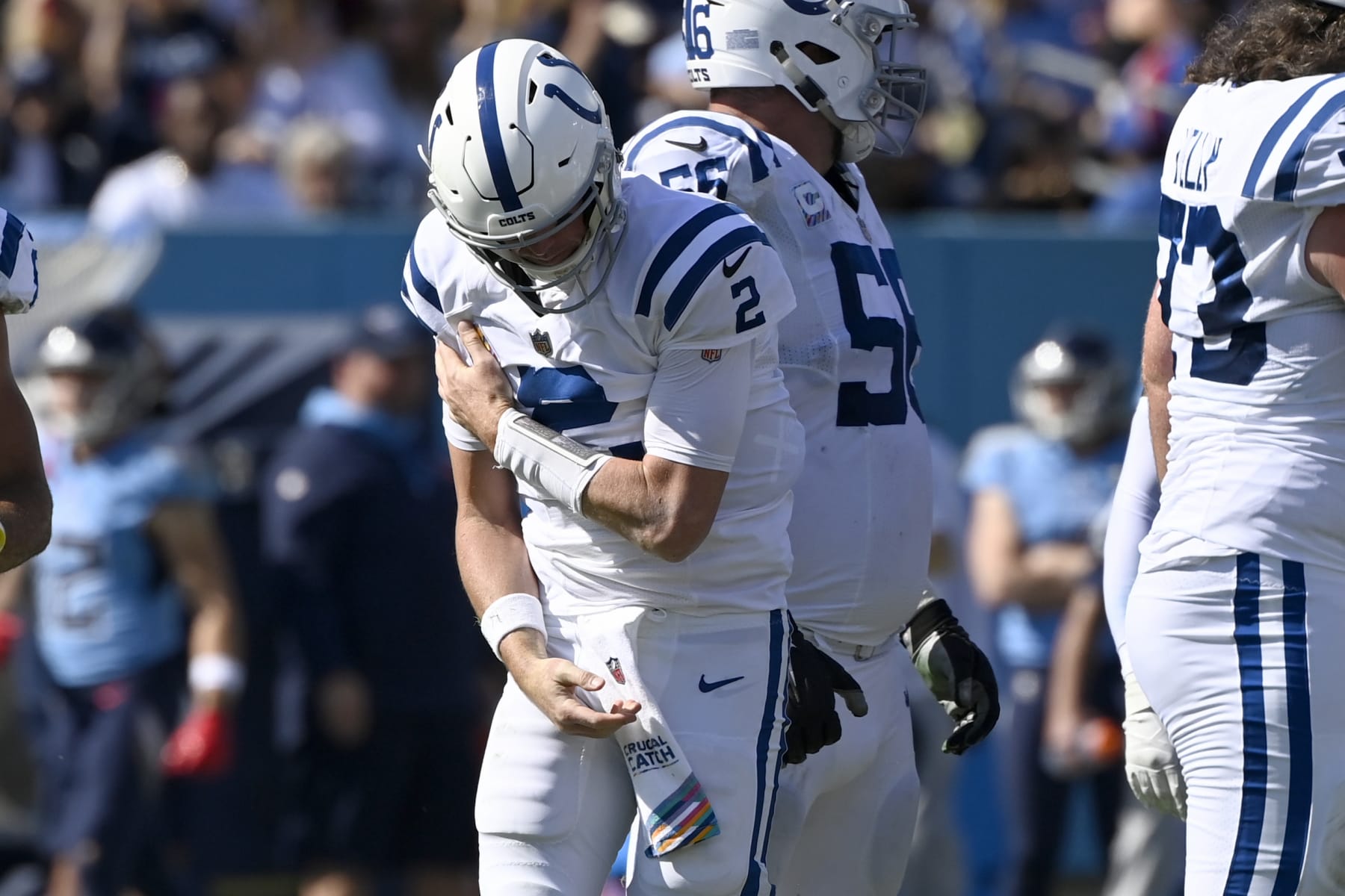 El quarterback de los Colts de Indianápolis Matt Ryan se toma el hombre tras ser capturado en el encuentro ante los Titans de Tennessee el domingo 23 de octubre del 2022. (AP Foto/Mark Zaleski)