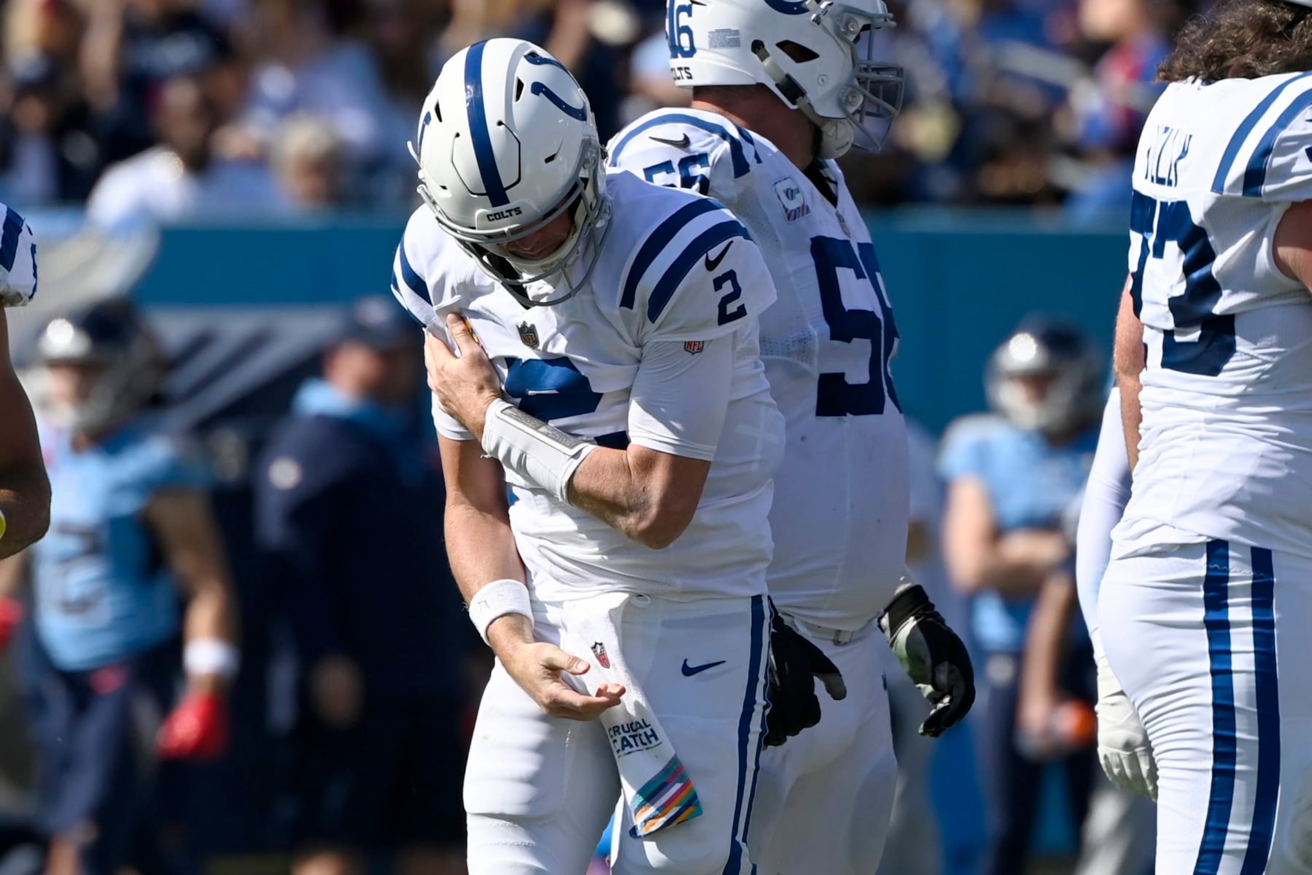 El quarterback de los Colts de Indianápolis Matt Ryan se toma el hombre tras ser capturado en el encuentro ante los Titans de Tennessee el domingo 23 de octubre del 2022. (AP Foto/Mark Zaleski)