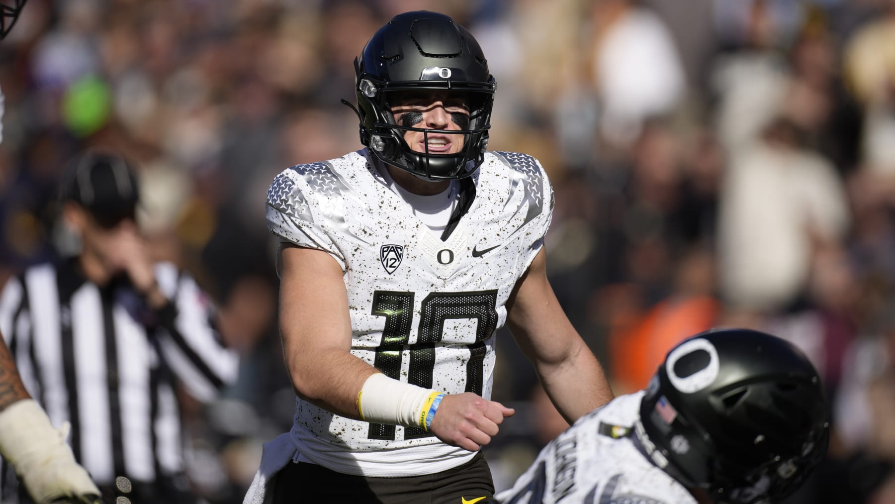 Oregon quarterback Bo Nix (10) in the first half of an NCAA college football game Saturday, Nov. 5, 2022, in Boulder, Colo. (AP Photo/David Zalubowski)