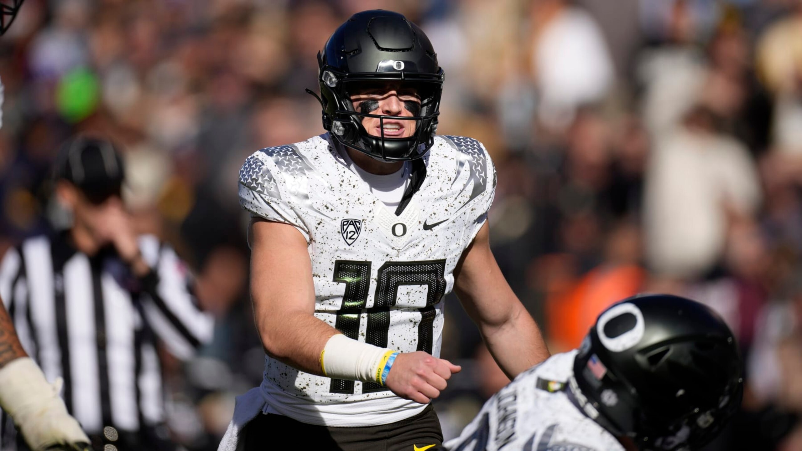 Oregon quarterback Bo Nix (10) in the first half of an NCAA college football game Saturday, Nov. 5, 2022, in Boulder, Colo. (AP Photo/David Zalubowski)