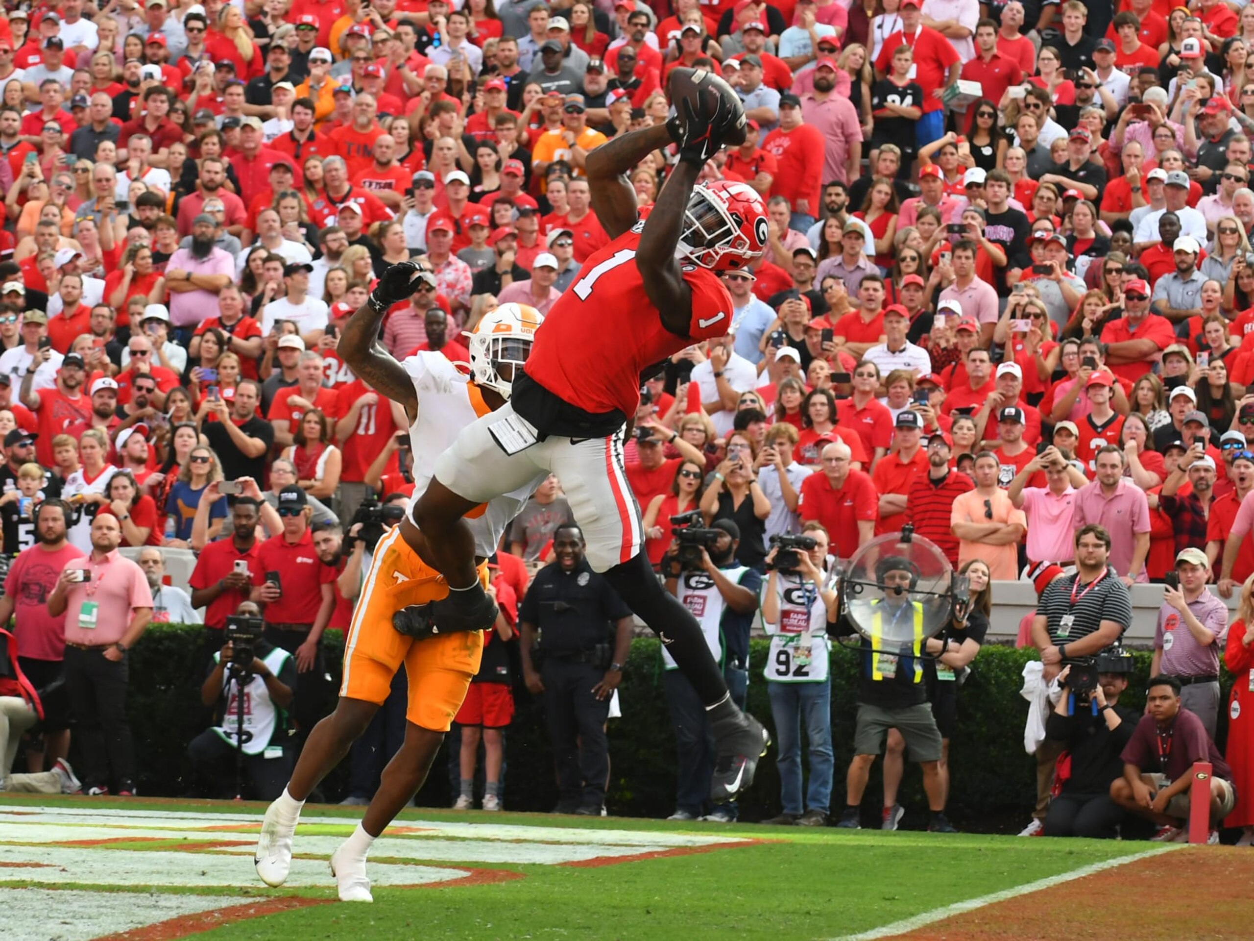 ATHENS, GA - NOVEMBER 05: Georgia Bulldogs Wide Receiver Marcus Rosemy-Jacksaint (1) makes a touchdown reception during the college football game between the Tennessee Volunteers and the Georgia Bulldogs on November 05, 2022, at Sanford Stadium in Athens, GA. (Photo by Jeffrey Vest/Icon Sportswire via Getty Images) ATHENS, GA - NOVEMBER 05: Georgia Bulldogs Wide Receiver Marcus Rosemy-Jacksaint (1) makes a touchdown reception during the college football game between the Tennessee Volunteers and the Georgia Bulldogs on November 05, 2022, at Sanford Stadium in Athens, GA. (Photo by Jeffrey Vest/Icon Sportswire via Getty Images)
