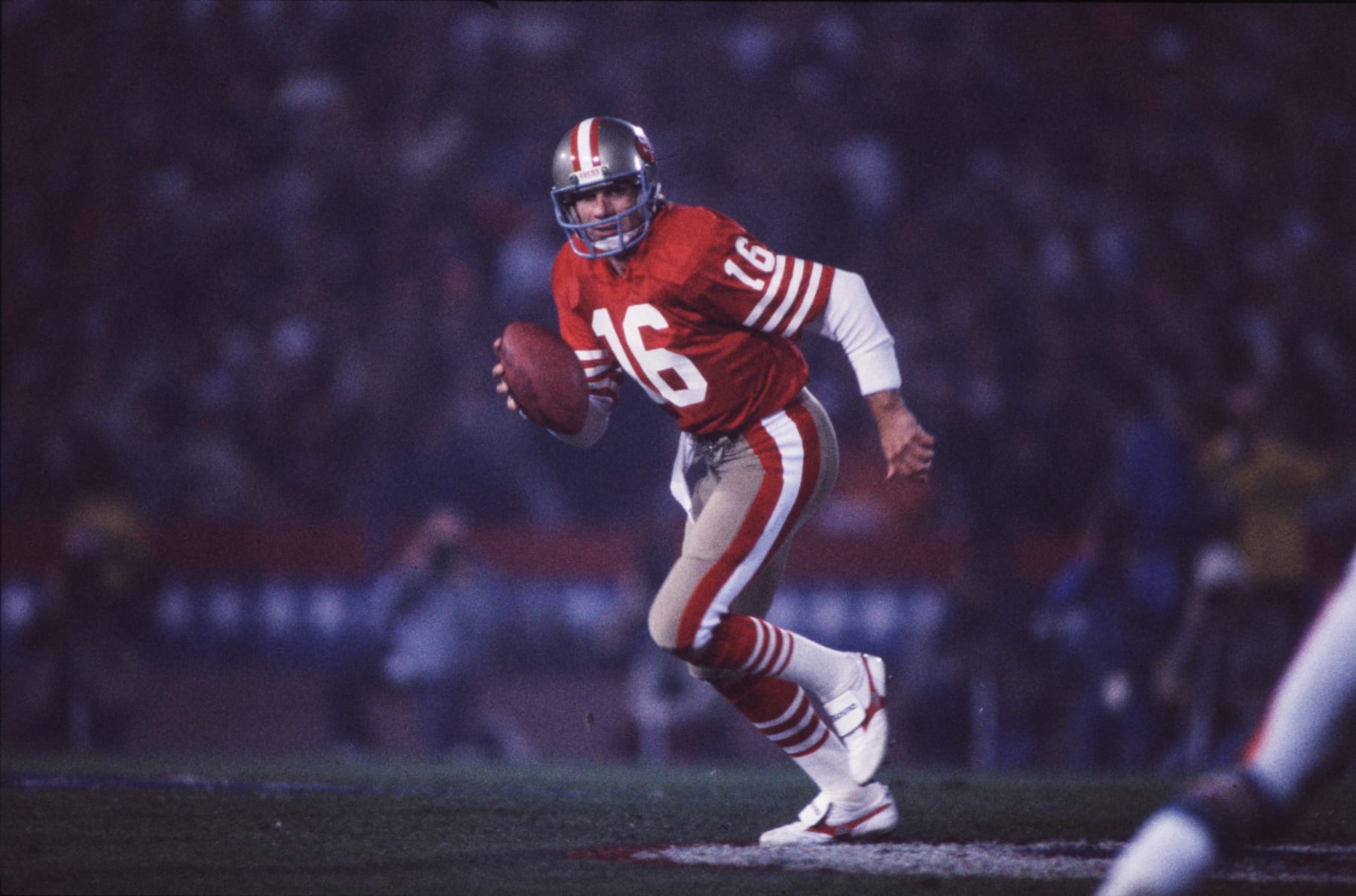 21 Jan 1985:  Quarterback Joe Montana of the San Francisco 49ers in action during the 49ers 38-16 victory over the Miami Doplhins in Super Bowl XIX at Stanford Stadium in Stanford, CA. (Photo by Icon Sportswire)