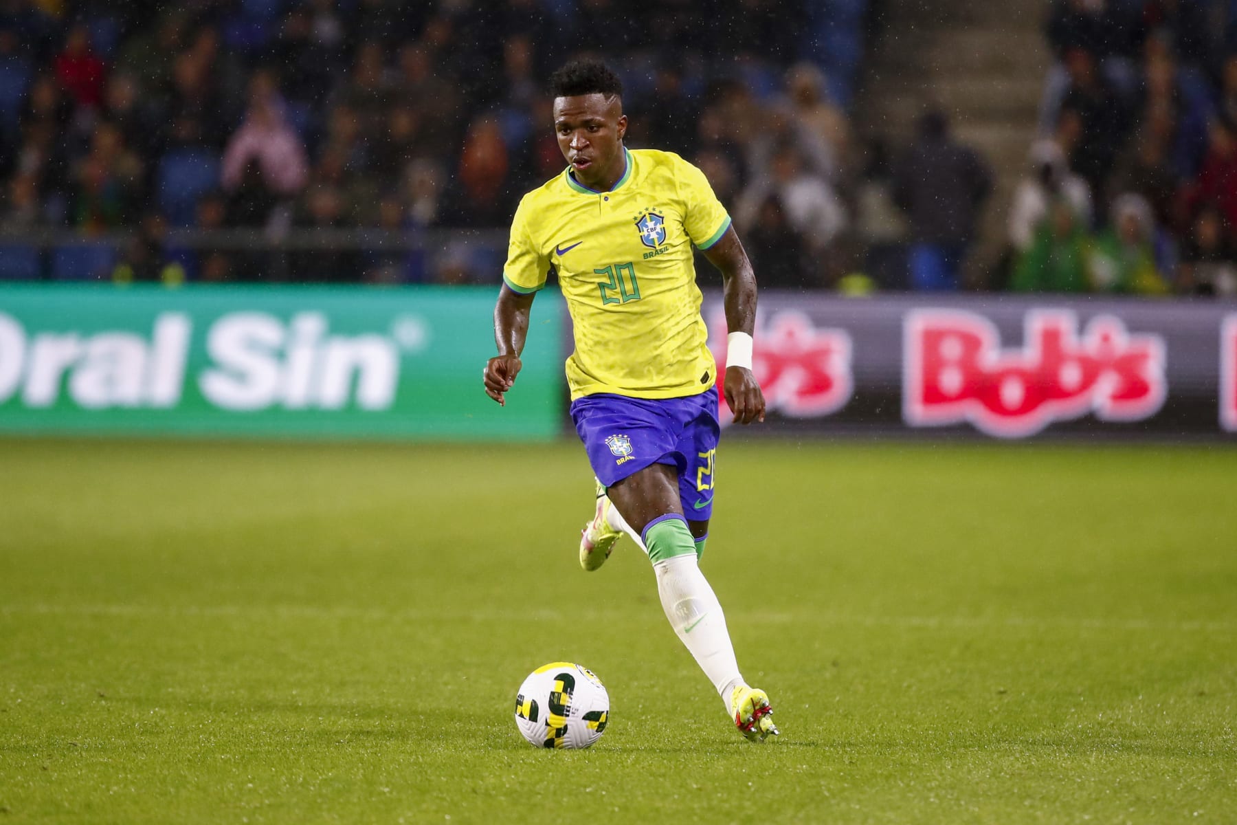 LE HAVRE, FRANCE - SEPTEMBER 23: Vinicius Junior #20 of Brazil controls the ball during the international friendly match between Brazil and Ghana at Stade Oceane on September 23, 2022 in Le Havre, France. (Photo by Catherine Steenkeste/Getty Images)