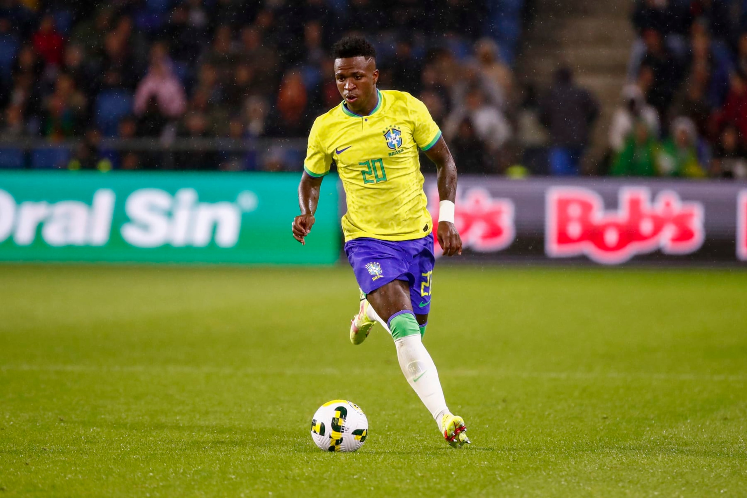 LE HAVRE, FRANCE - SEPTEMBER 23: Vinicius Junior #20 of Brazil controls the ball during the international friendly match between Brazil and Ghana at Stade Oceane on September 23, 2022 in Le Havre, France. (Photo by Catherine Steenkeste/Getty Images) LE HAVRE, FRANCE - SEPTEMBER 23: Vinicius Junior #20 of Brazil controls the ball during the international friendly match between Brazil and Ghana at Stade Oceane on September 23, 2022 in Le Havre, France. (Photo by Catherine Steenkeste/Getty Images)