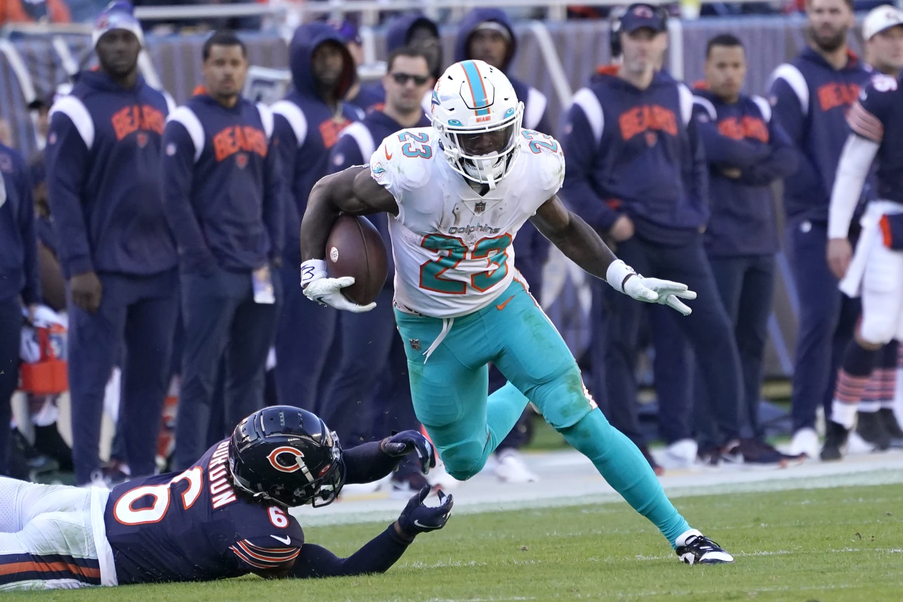 Miami Dolphins running back Jeff Wilson Jr. eludes Chicago Bears cornerback Kyler Gordon during an NFL football game Sunday, Nov. 6, 2022, in Chicago. (AP Photo/Charles Rex Arbogast)