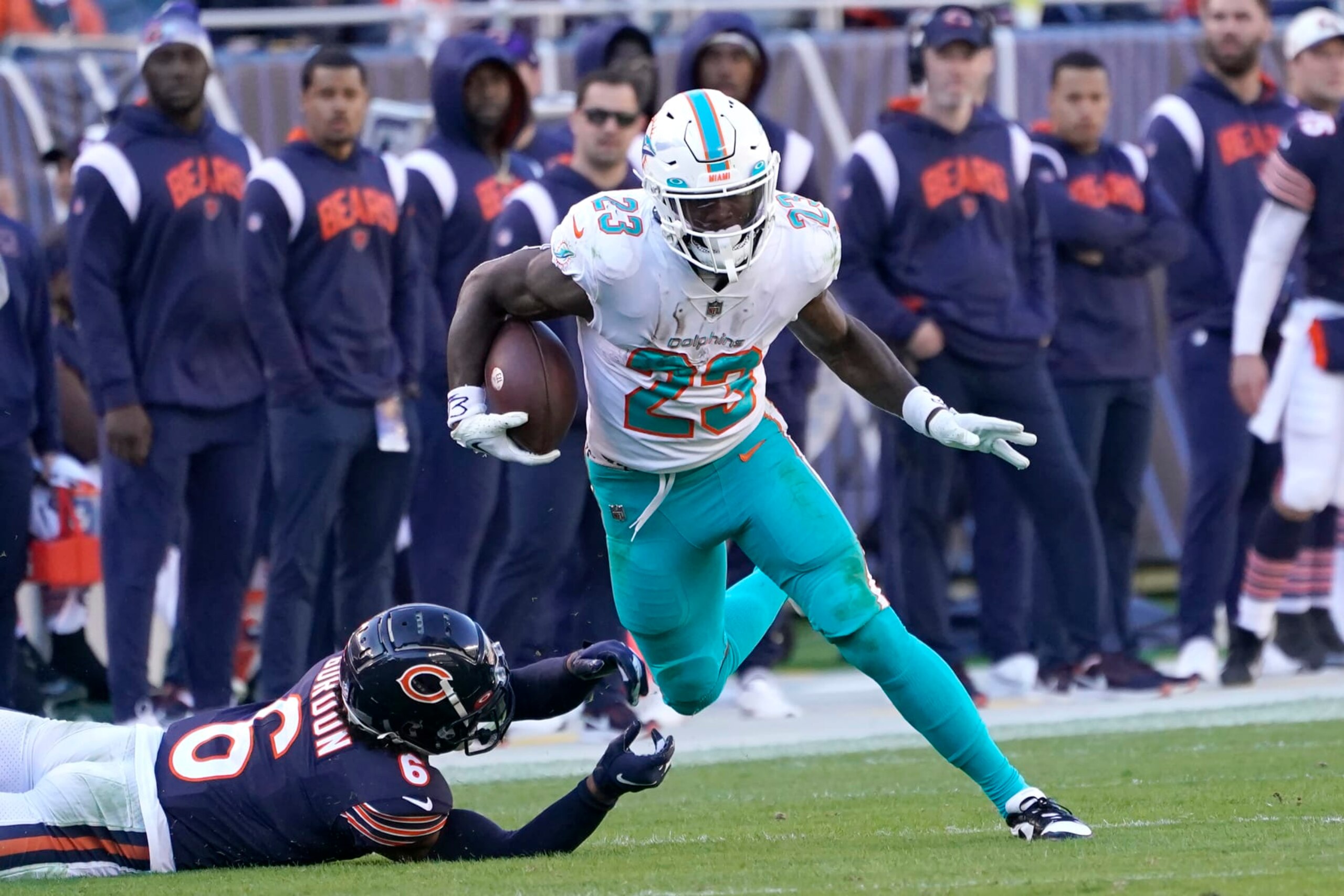 Miami Dolphins running back Jeff Wilson Jr. eludes Chicago Bears cornerback Kyler Gordon during an NFL football game Sunday, Nov. 6, 2022, in Chicago. (AP Photo/Charles Rex Arbogast)