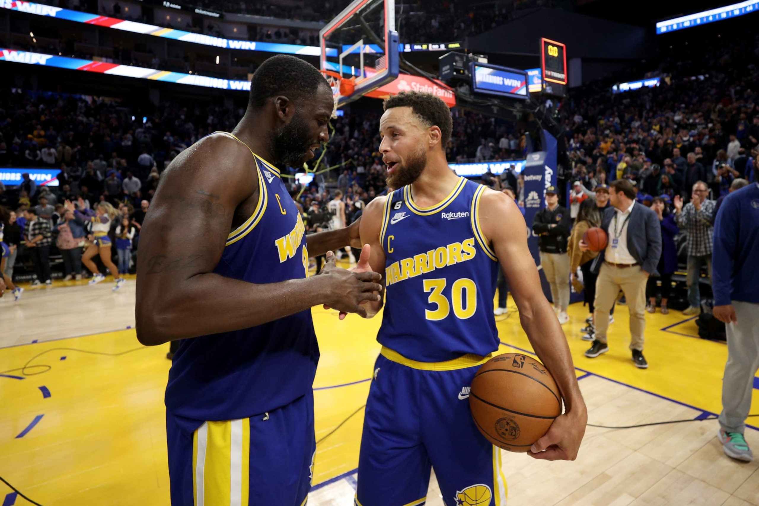 SAN FRANCISCO, CALIFORNIA - NOVEMBER 07: Draymond Green #23 shakes hands with Stephen Curry #30 of the Golden State Warriors after they beat the Sacramento Kings at Chase Center on November 07, 2022 in San Francisco, California. NOTE TO USER: User expressly acknowledges and agrees that, by downloading and or using this photograph, User is consenting to the terms and conditions of the Getty Images License Agreement. (Photo by Ezra Shaw/Getty Images) SAN FRANCISCO, CALIFORNIA - NOVEMBER 07: Draymond Green #23 shakes hands with Stephen Curry #30 of the Golden State Warriors after they beat the Sacramento Kings at Chase Center on November 07, 2022 in San Francisco, California. NOTE TO USER: User expressly acknowledges and agrees that, by downloading and or using this photograph, User is consenting to the terms and conditions of the Getty Images License Agreement. (Photo by Ezra Shaw/Getty Images)