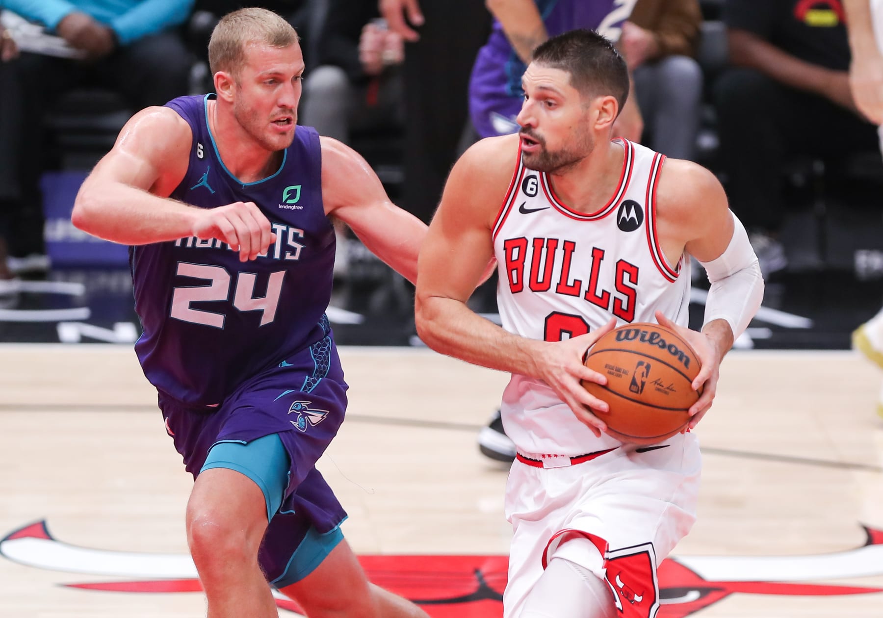 CHICAGO, IL - NOVEMBER 02: Charlotte Hornets center Mason Plumlee (24) guards Chicago Bulls center Nikola Vucevic (9) during a NBA game between the Charlotte  Hornets and the Chicago Bulls on November 2, 2022 at the United Center in Chicago, IL. (Photo by Melissa Tamez/Icon Sportswire via Getty Images)