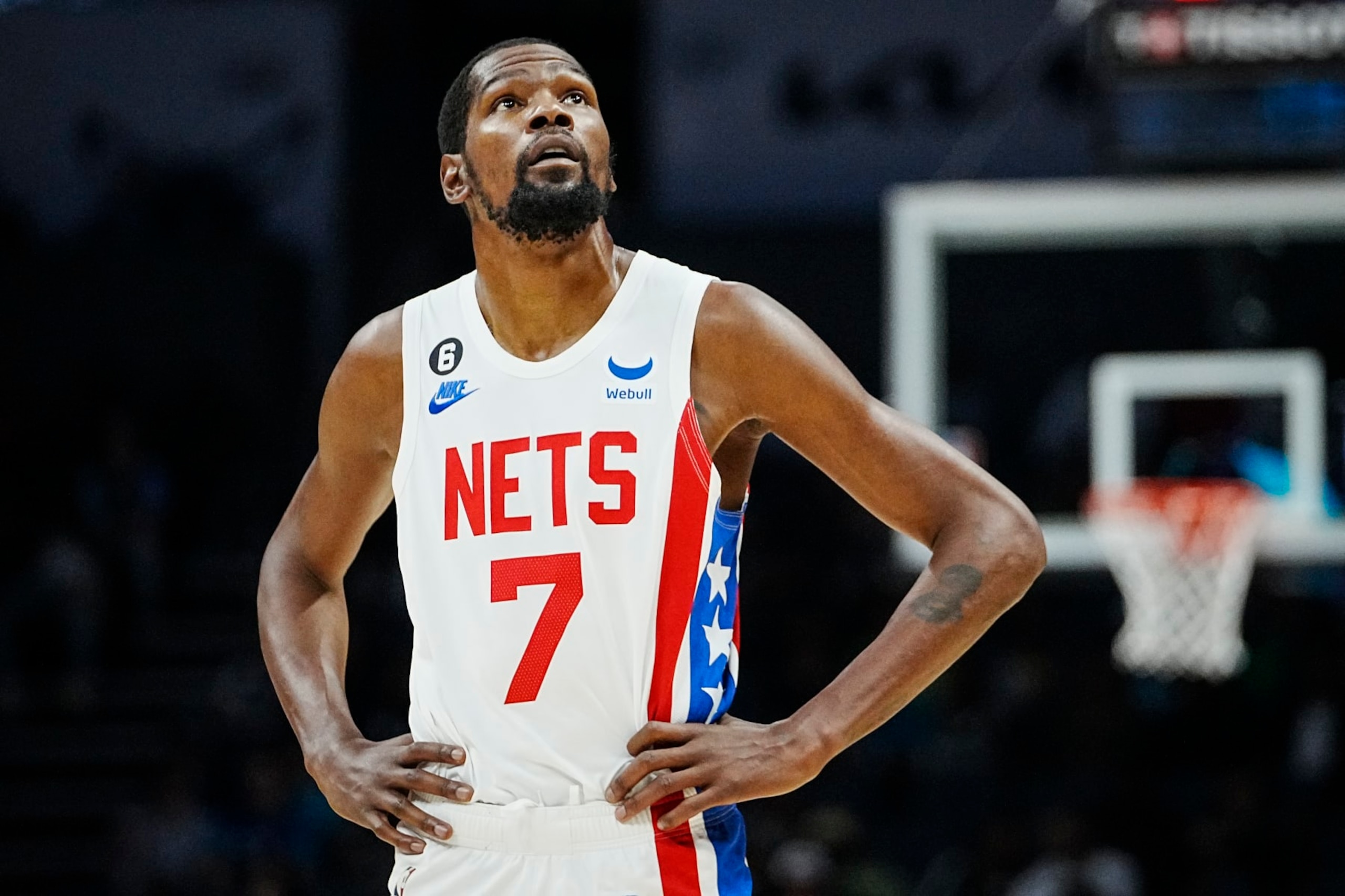 Kevin Durant, alero de los Nets de Brooklyn, mira el reloj durante el partido del sábado 5 de noviembre de 2022, ante los Hornets de Charlotte (AP Foto/Rusty Jones)