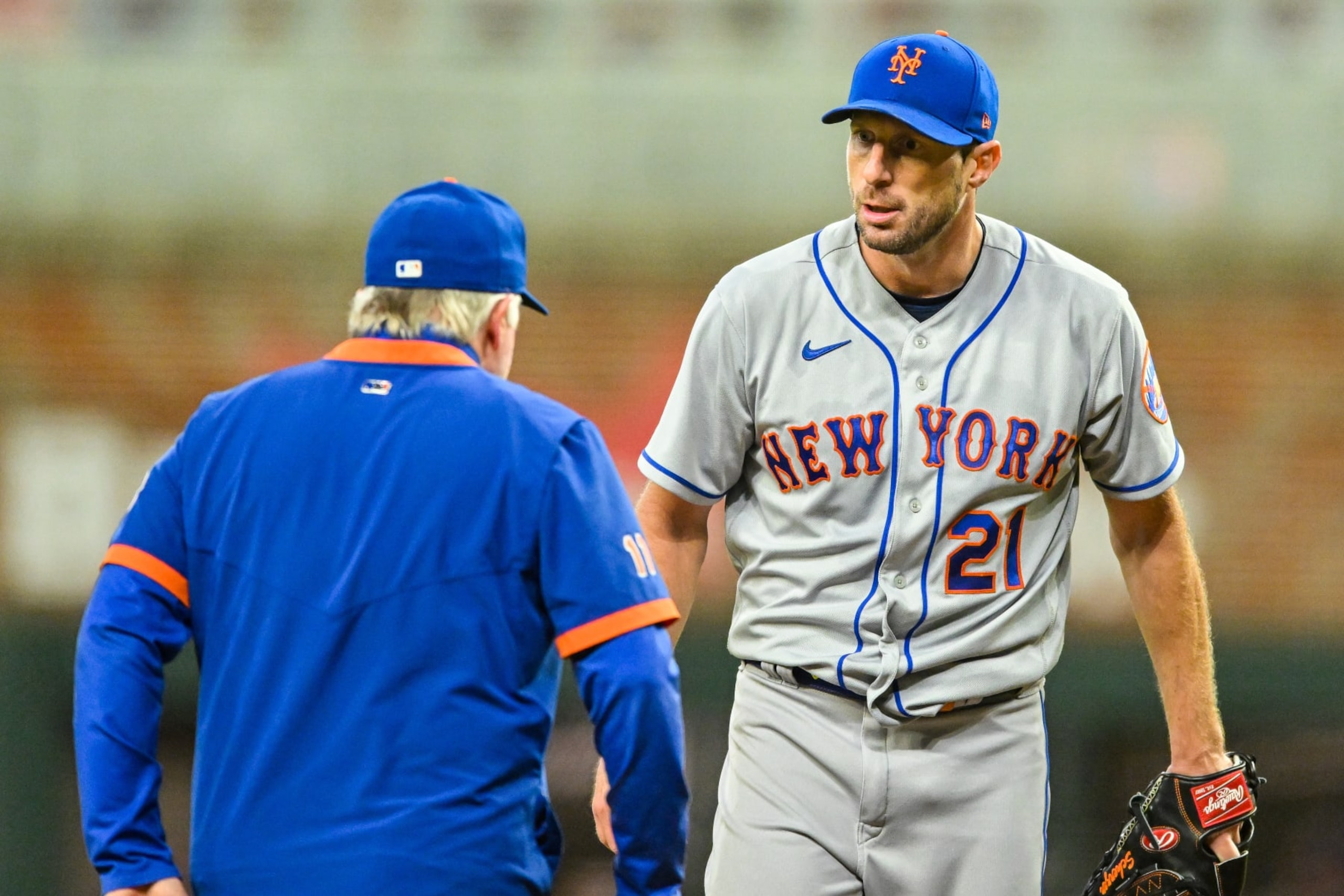 ATLANTA, GA  OCTOBER 01:  New York starting pitcher Max Scherzer (21) reacts after getting pulled from the game   by manager Buck Showalter (11) in the 6th inning during the MLB game between the New York Mets and the Atlanta Braves on October 1st, 2022 at Truist Park in Atlanta, GA. (Photo by Rich von Biberstein/Icon Sportswire via Getty Images)