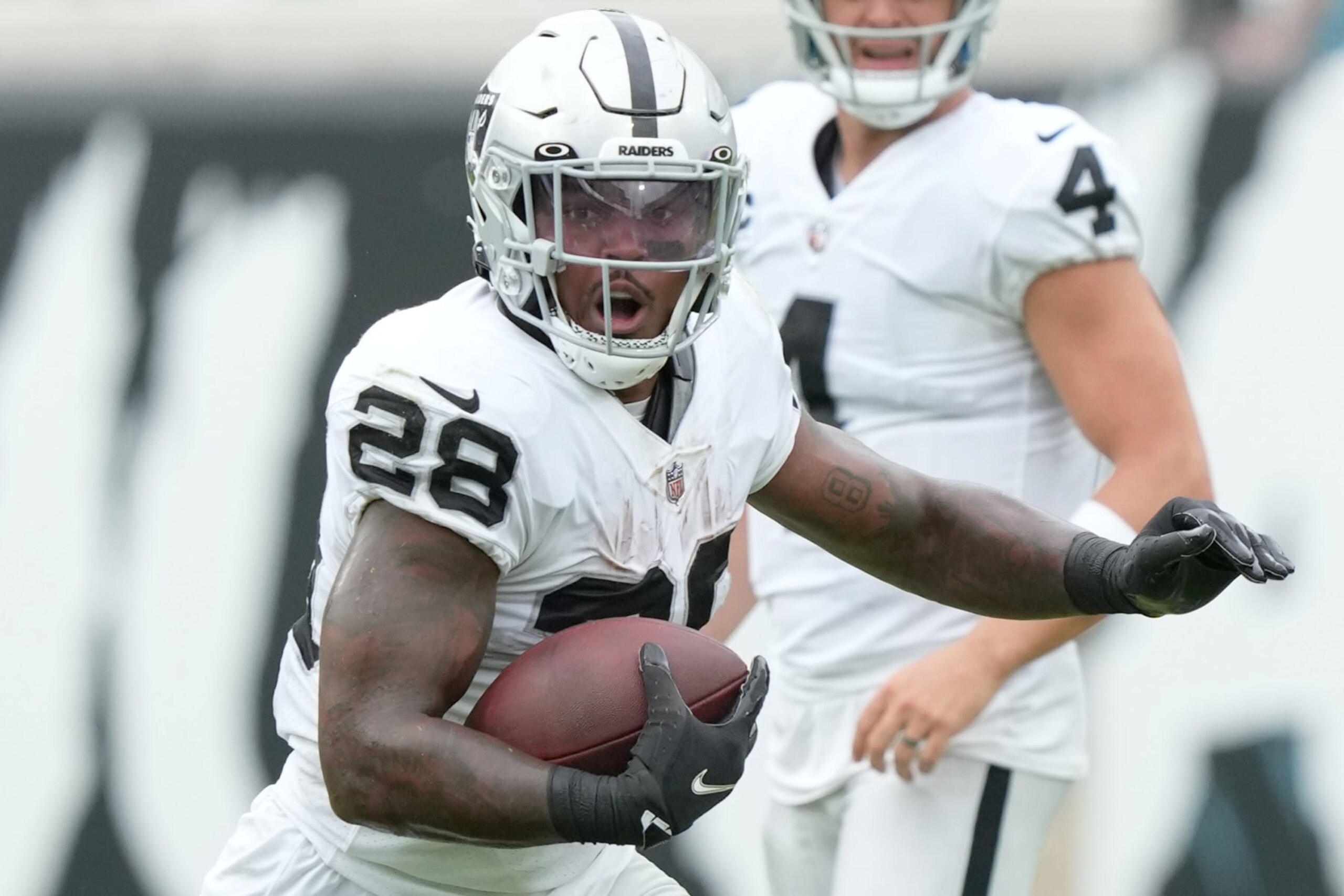 JACKSONVILLE, FLORIDA - NOVEMBER 06: Josh Jacobs #28 of the Las Vegas Raiders rushes the ball in the second quarter of the game against the Jacksonville Jaguars at TIAA Bank Field on November 06, 2022 in Jacksonville, Florida. (Photo by Eric Espada/Getty Images)