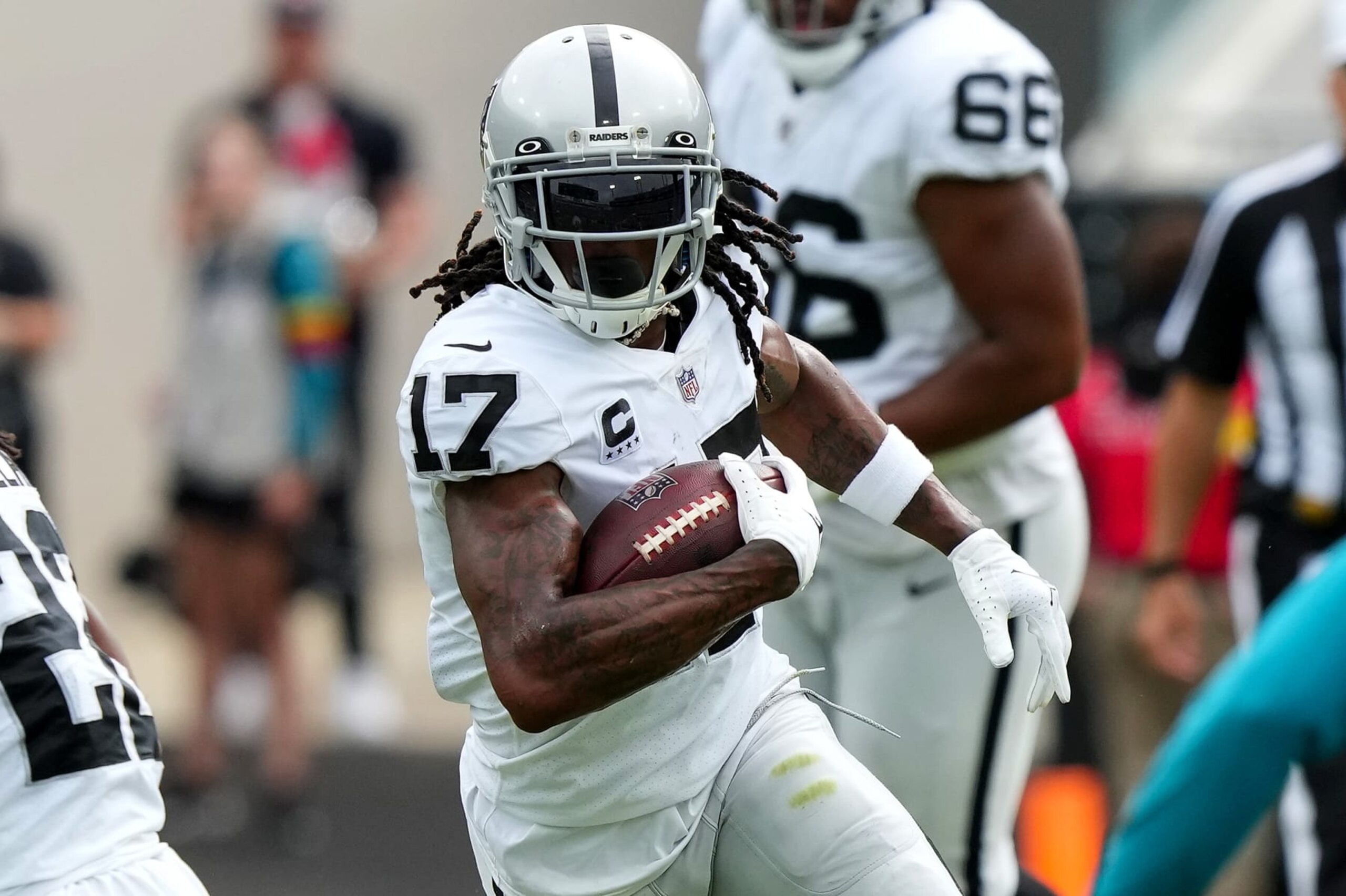 JACKSONVILLE, FLORIDA - NOVEMBER 06: Davante Adams #17 of the Las Vegas Raiders runs up the field after making a reception in the first quarter of the game against the Jacksonville Jaguars at TIAA Bank Field on November 06, 2022 in Jacksonville, Florida. (Photo by Eric Espada/Getty Images)