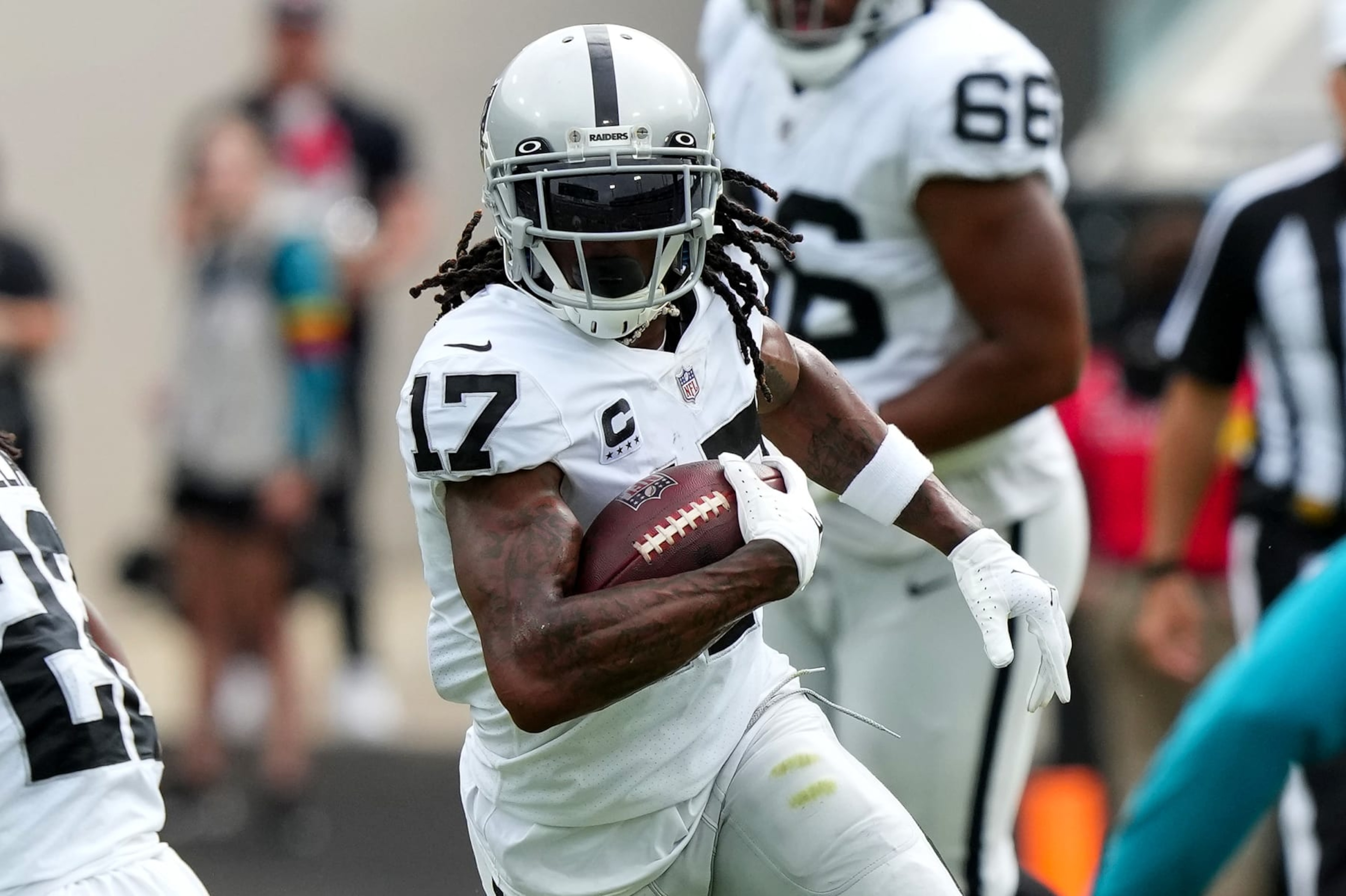 JACKSONVILLE, FLORIDA - NOVEMBER 06: Davante Adams #17 of the Las Vegas Raiders runs up the field after making a reception in the first quarter of the game against the Jacksonville Jaguars at TIAA Bank Field on November 06, 2022 in Jacksonville, Florida. (Photo by Eric Espada/Getty Images)