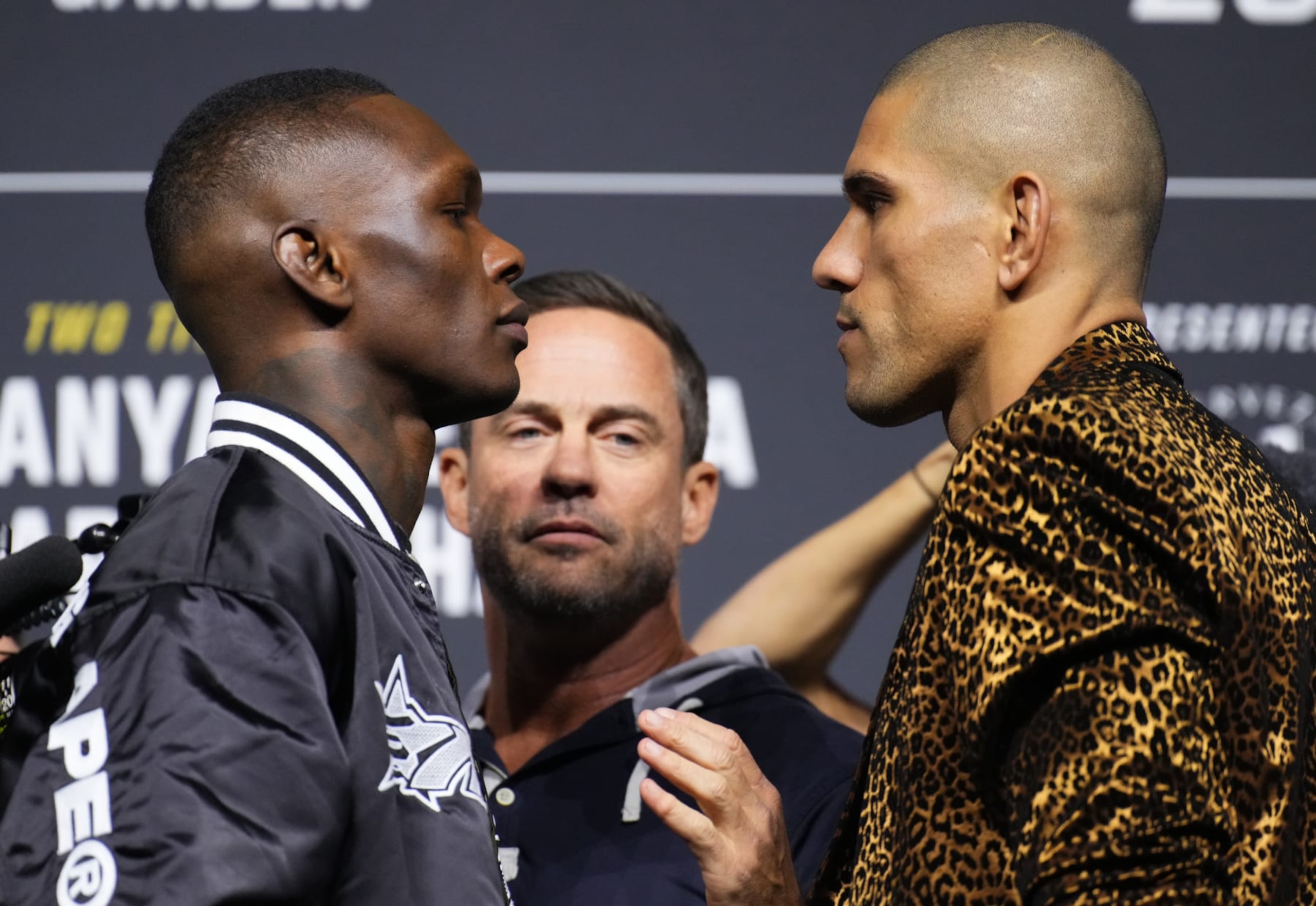 NEW YORK, NEW YORK - NOVEMBER 09: (L-R) Opponents Israel Adesanya of Nigeria and Alex Pereira of Brazil face off during the UFC 281 press conference at Madison Square Garden on November 09, 2022 in New York City. (Photo by Chris Unger/Zuffa LLC)