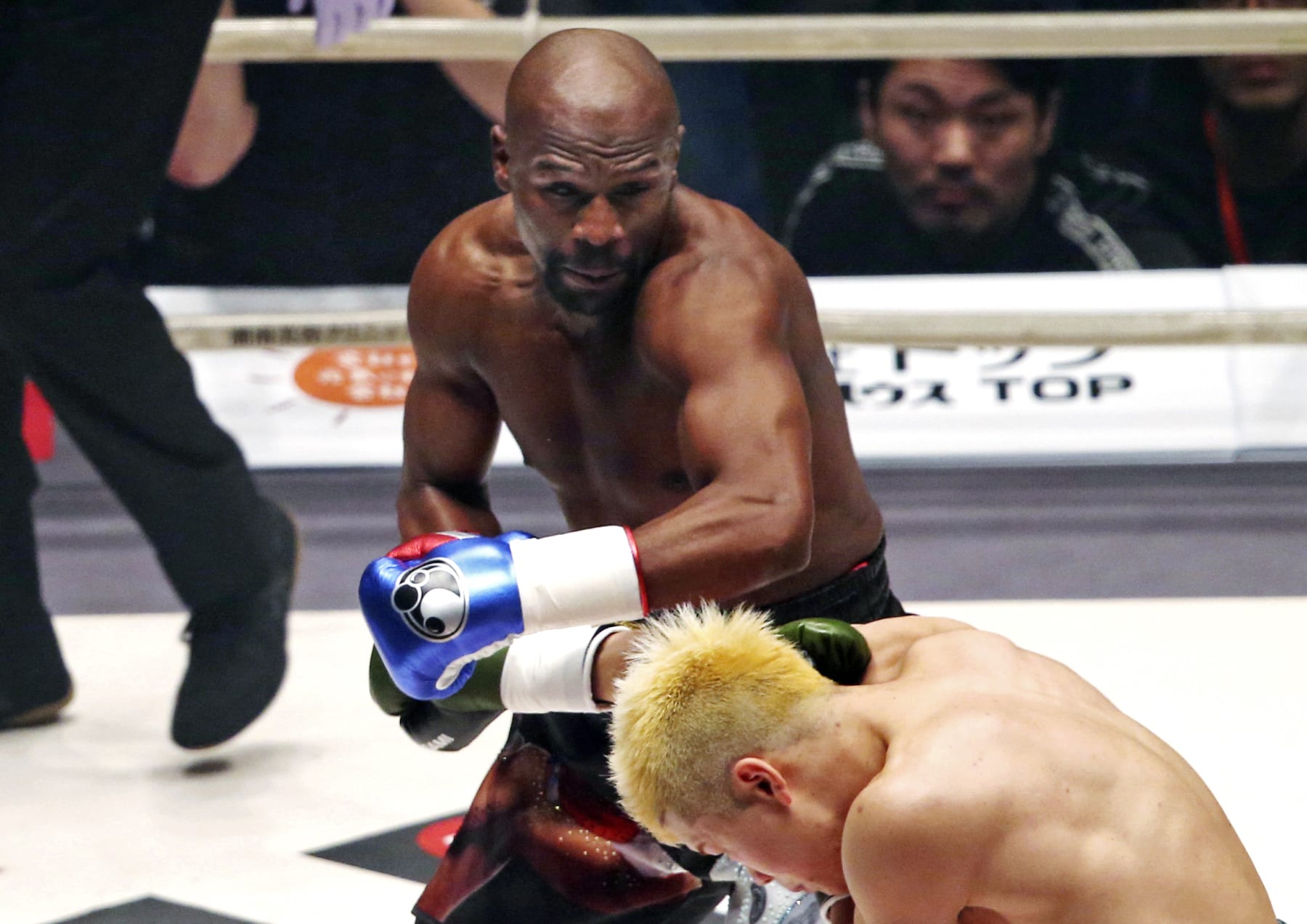 Floyd Mayweather scores a knockout in his first exhibition bout against Tenshin Nasukawa in 2018. 