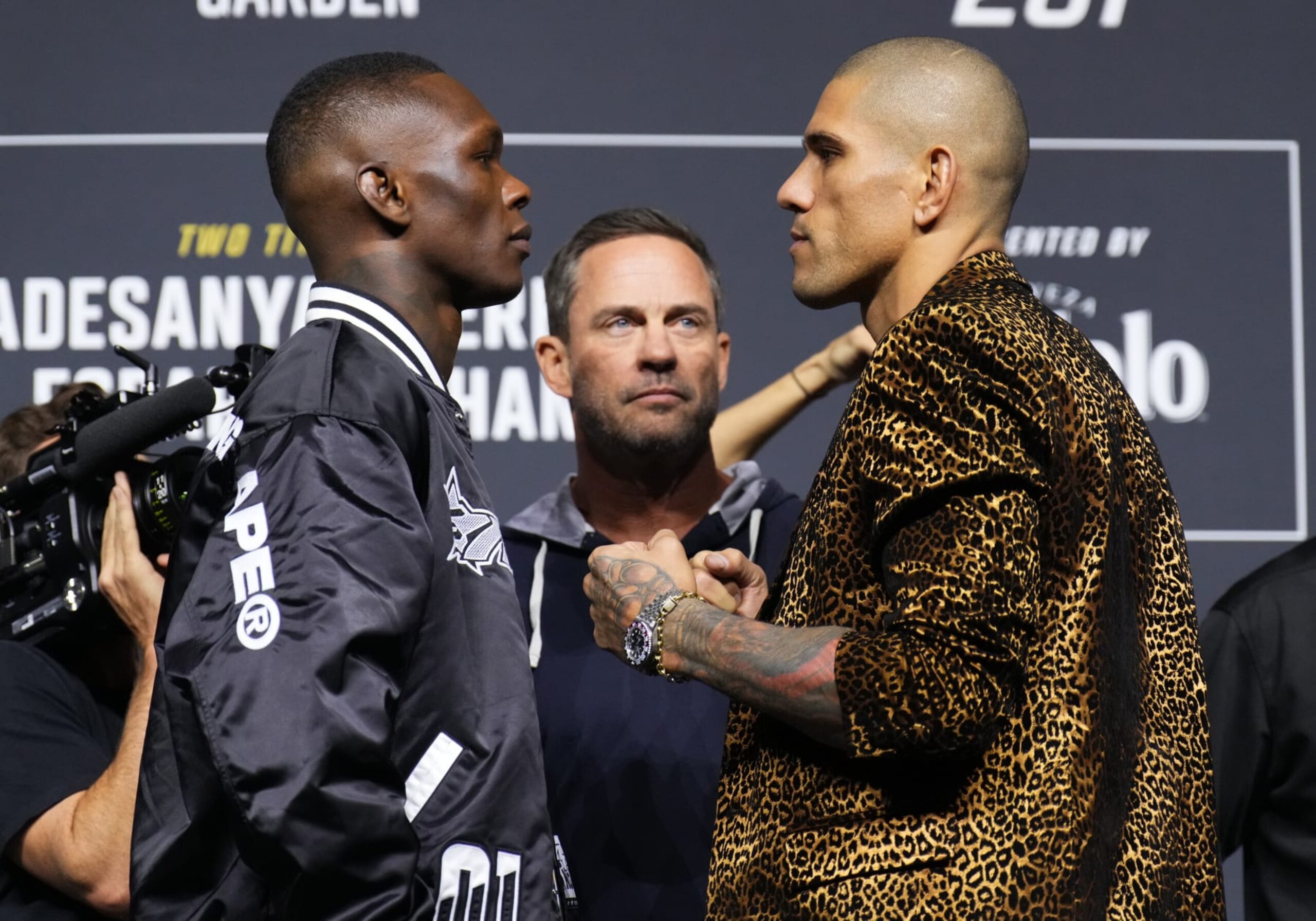 NEW YORK, NEW YORK - NOVEMBER 09: (L-R) Opponents Israel Adesanya of Nigeria and Alex Pereira of Brazil face off during the UFC 281 press conference at Madison Square Garden on November 09, 2022 in New York City. (Photo by Chris Unger/Zuffa LLC) NEW YORK, NEW YORK - NOVEMBER 09: (L-R) Opponents Israel Adesanya of Nigeria and Alex Pereira of Brazil face off during the UFC 281 press conference at Madison Square Garden on November 09, 2022 in New York City. (Photo by Chris Unger/Zuffa LLC)