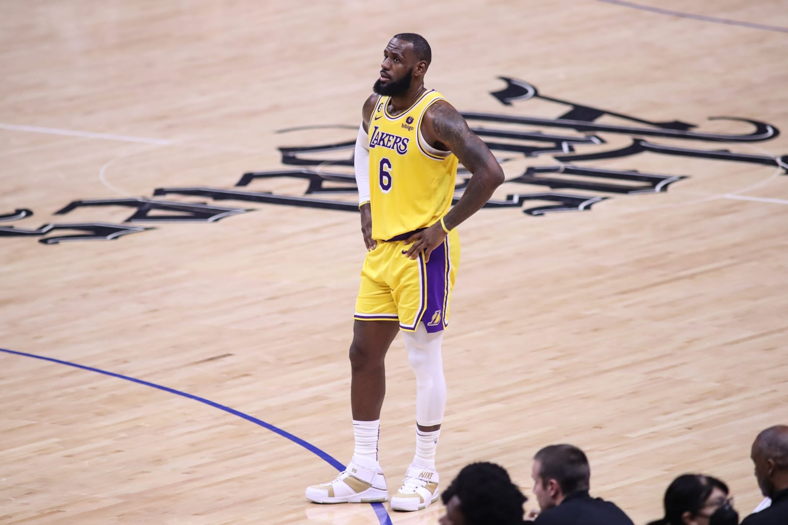 LOS ANGELES, CA - NOVEMBER 09: Los Angeles Lakers forward LeBron James (6) during the NBA game between the Los Angeles Lakers and the Los Angeles Clippers on November 09, 2022, at Crypto.com Arena in Los Angeles, CA. (Photo by Jevone Moore/Icon Sportswire via Getty Images)
